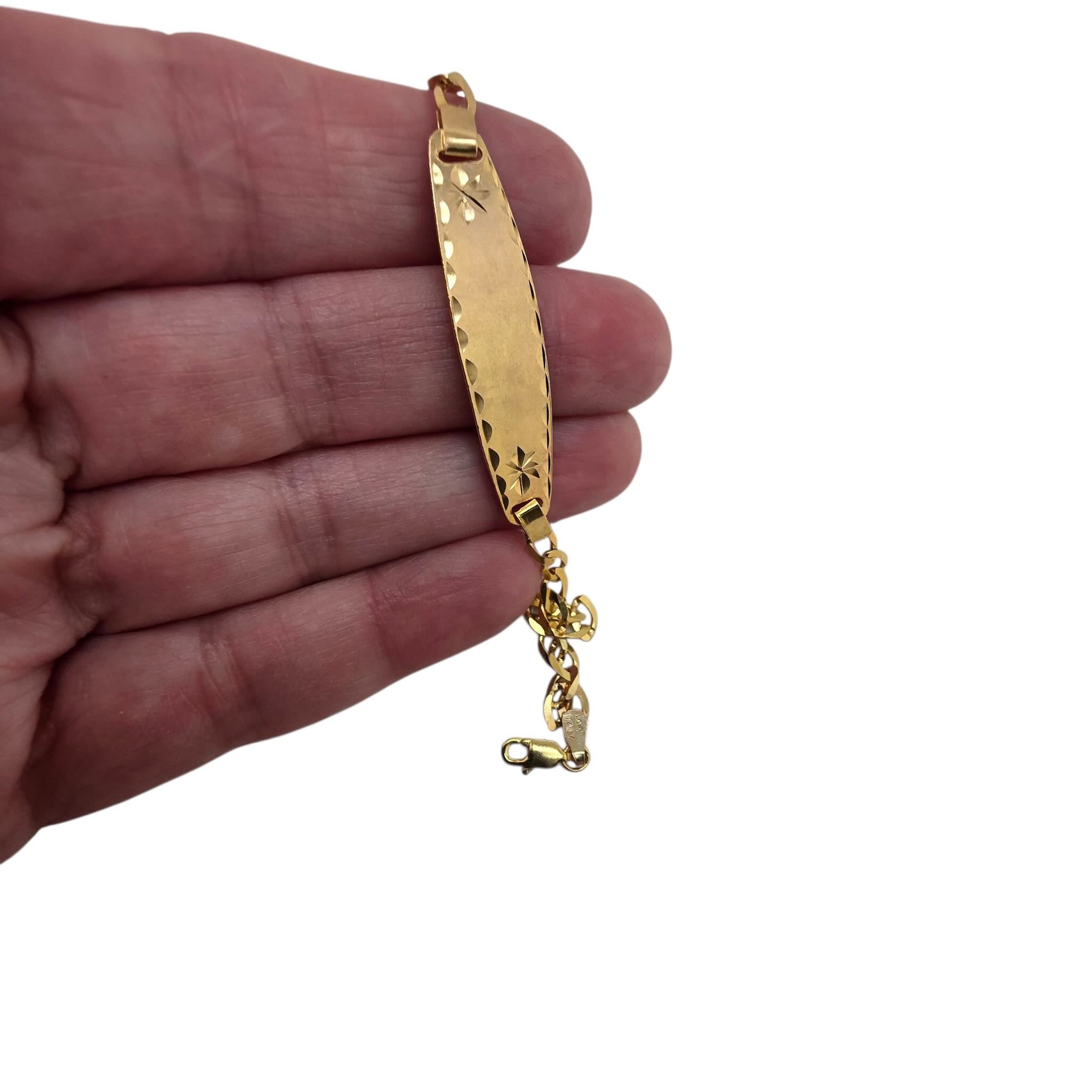 Pulsera de Oro 10K Amoro con placa lisa de 4 mm mostrando detalle de la placa grabada — TuOro
