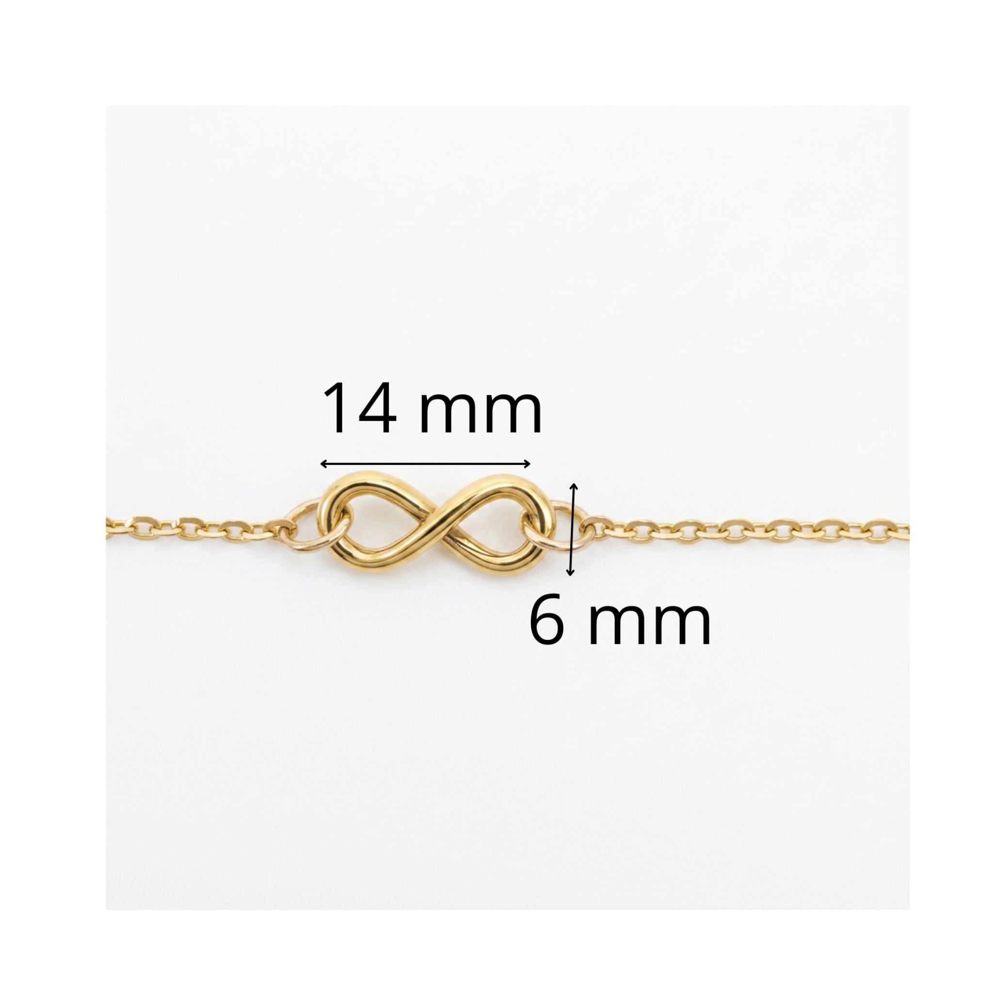 Detalle de infinito de 14 x 6 mm en pulsera de oro 10K para mujer.