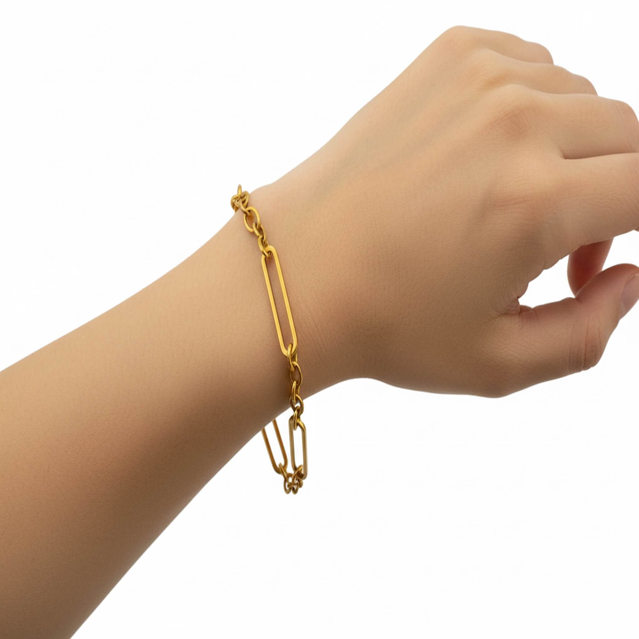 Pulsera Paperclip combinada en Oro 14K TuOro puesta en la muñeca, diseño elegante con eslabón largo central