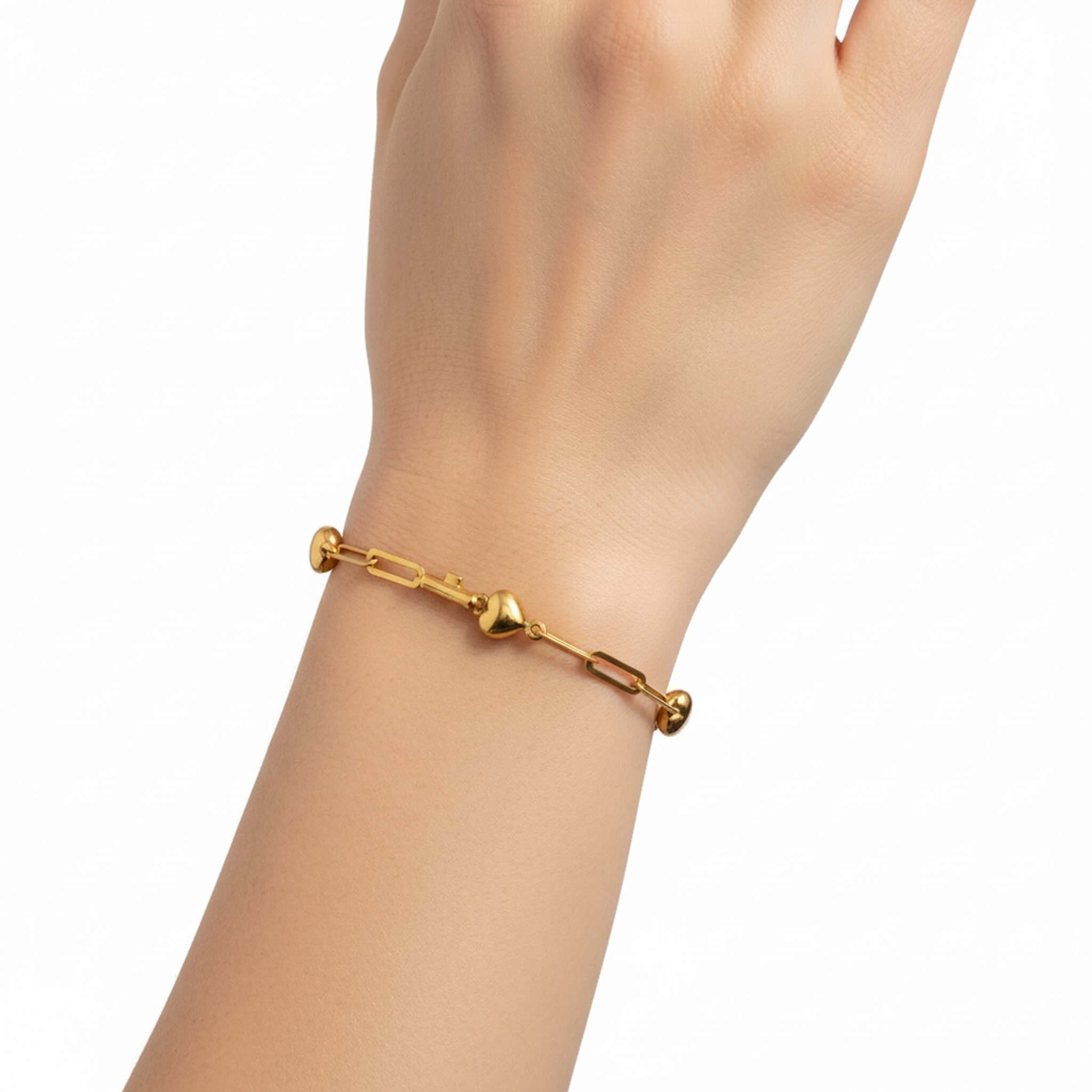 Pulsera Paperclip en Oro 14K con corazones y llaves 2.5 mm colocada en la muñeca, estilo delicado – TuOro