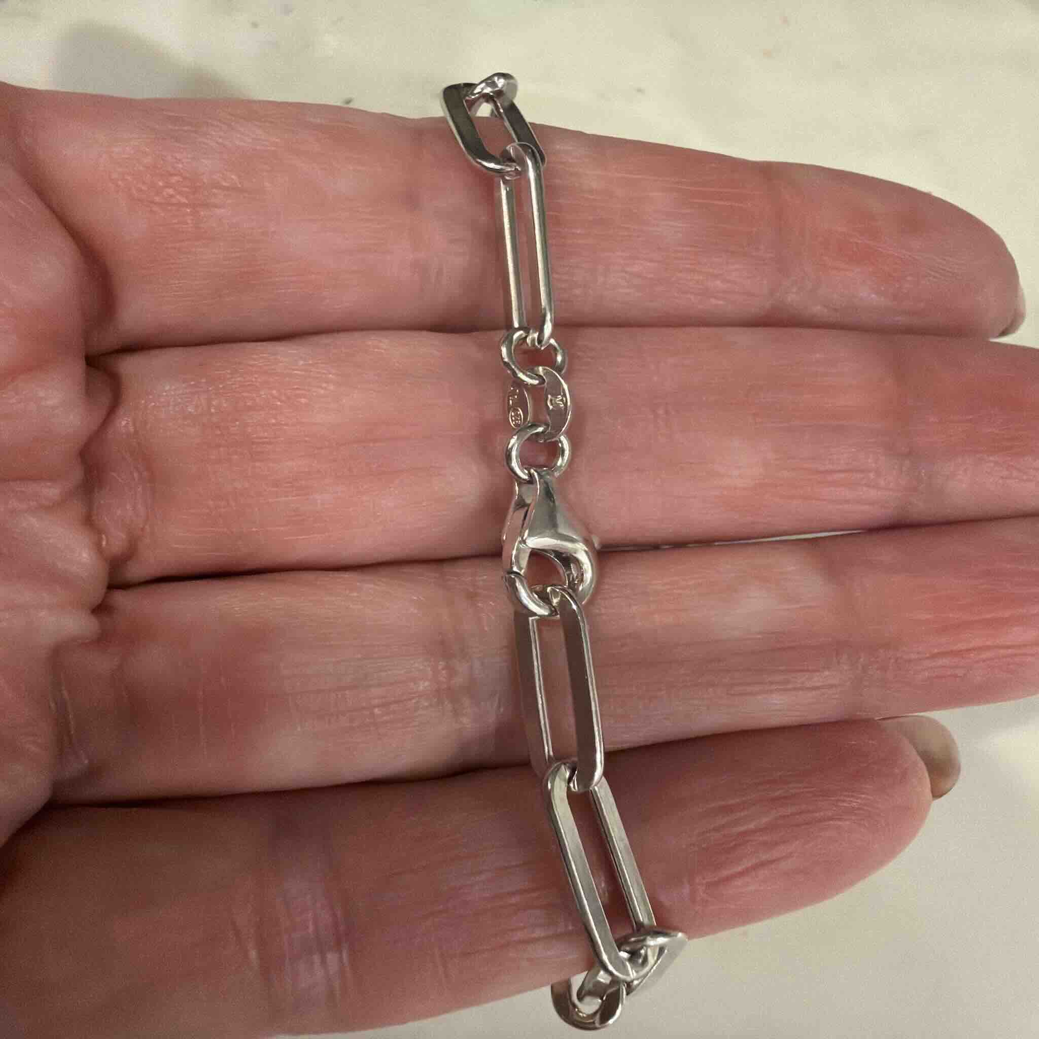 Pulso Paperclip con rodio de Plata 925 de 4.7 mm de TuOro con cierre grande y detalle brillante.