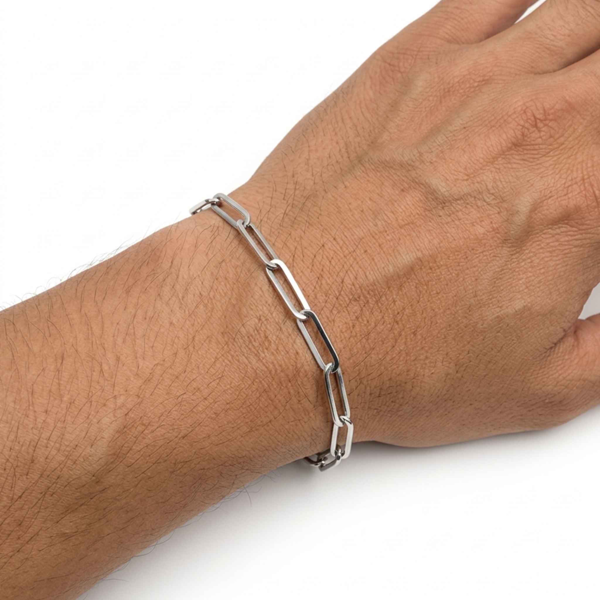 Pulso Paperclip con rodio de Plata 925 de 4.7 mm de TuOro con diseño moderno y acabado brillante. Usado por modelo hombre.