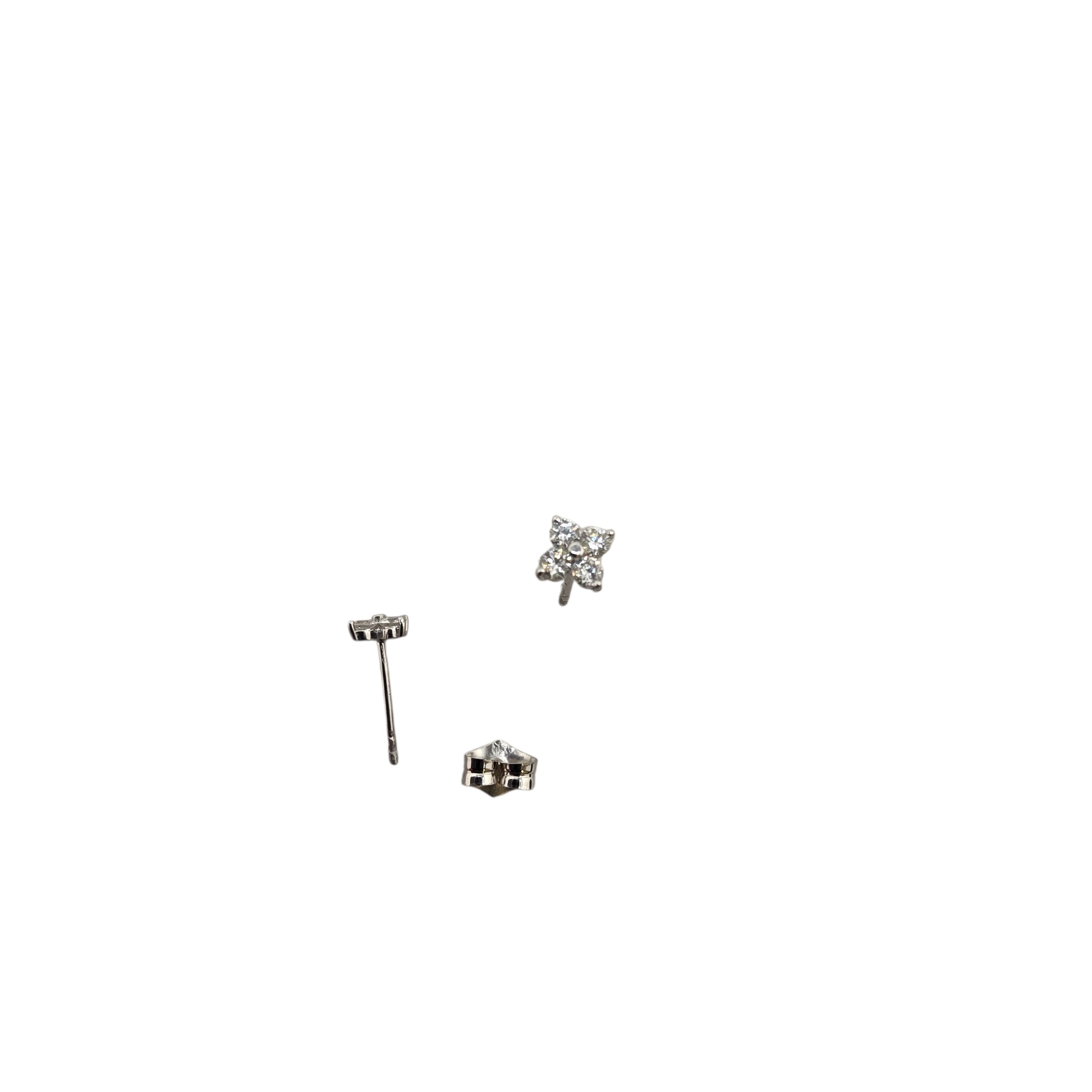 Aretes flor de 4 pétalos con diamantes y esfera central en oro blanco 18K ✨🌼