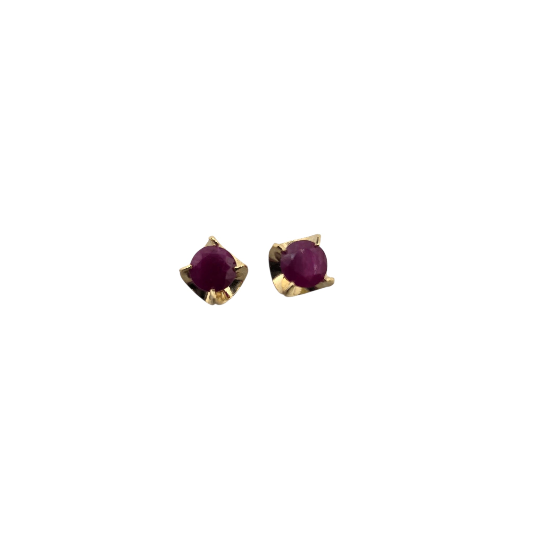 Aretes con piedra genuina de 4 mm en Oro amarillo 18K con cierre de tuerca 💛✨