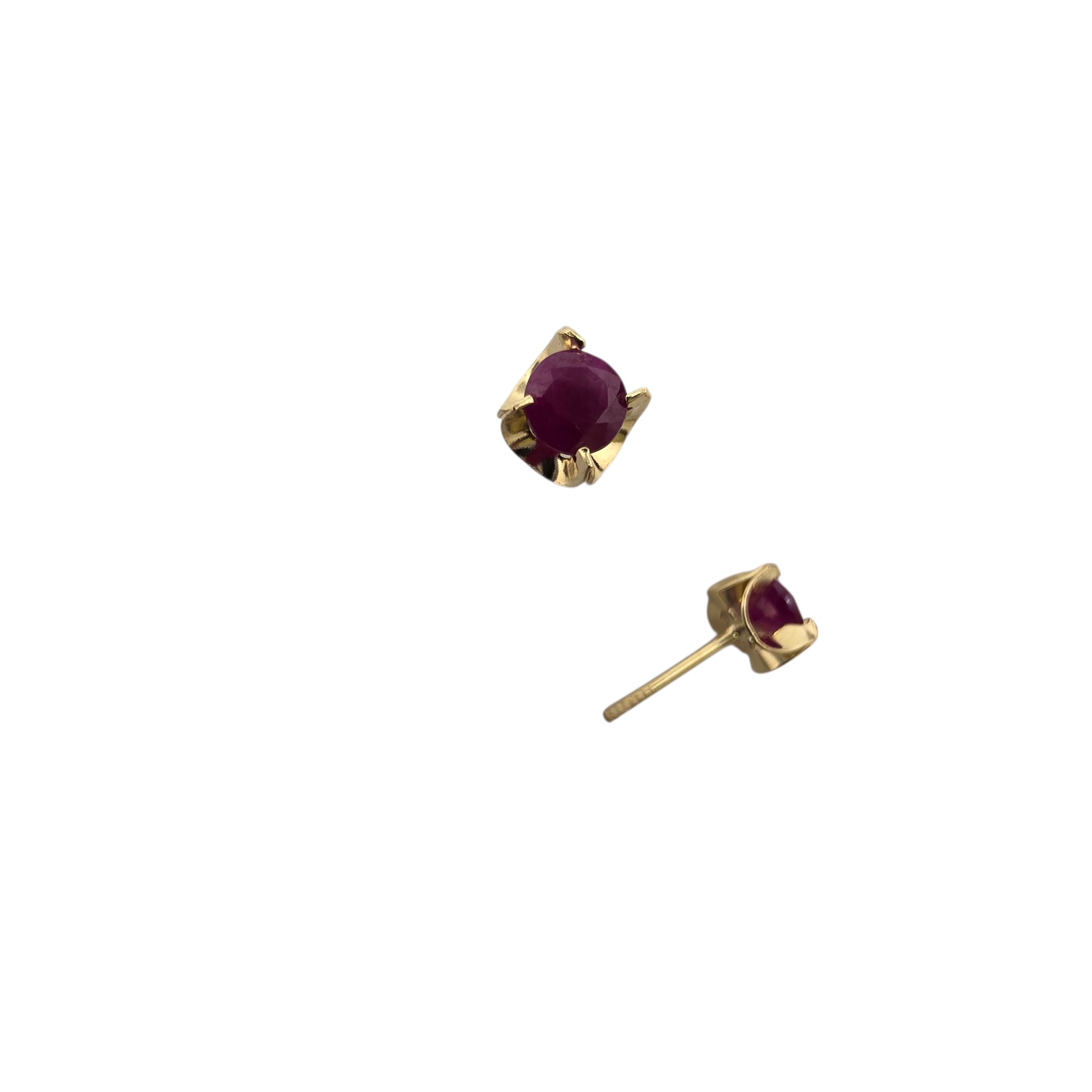 Aretes con piedra genuina de 4 mm en Oro amarillo 18K con cierre de tuerca 💛✨