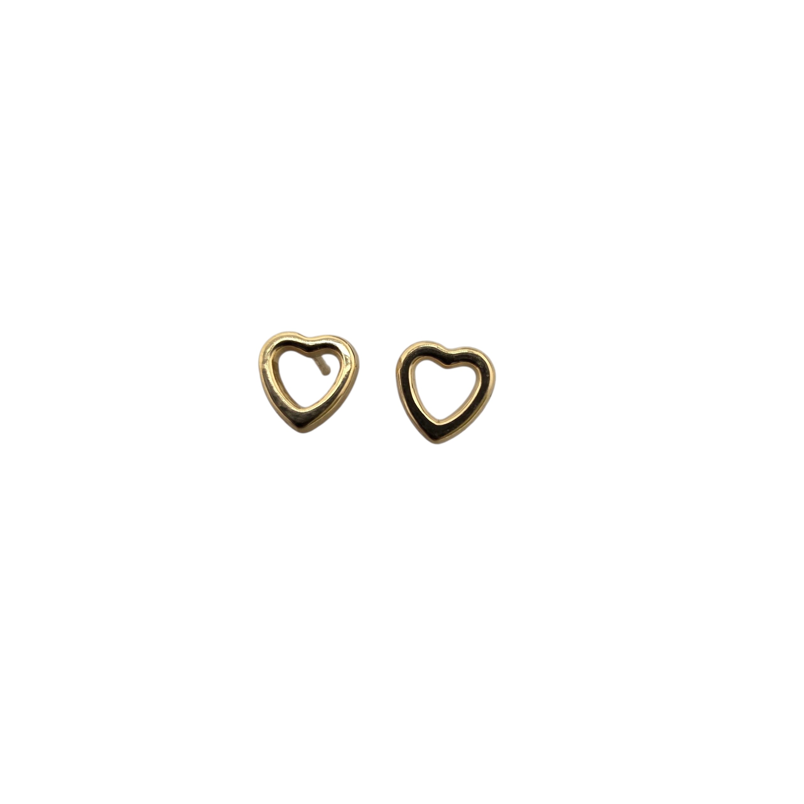 Aretes corazón abierto en oro amarillo 18K con cierre de tuerca 💛✨