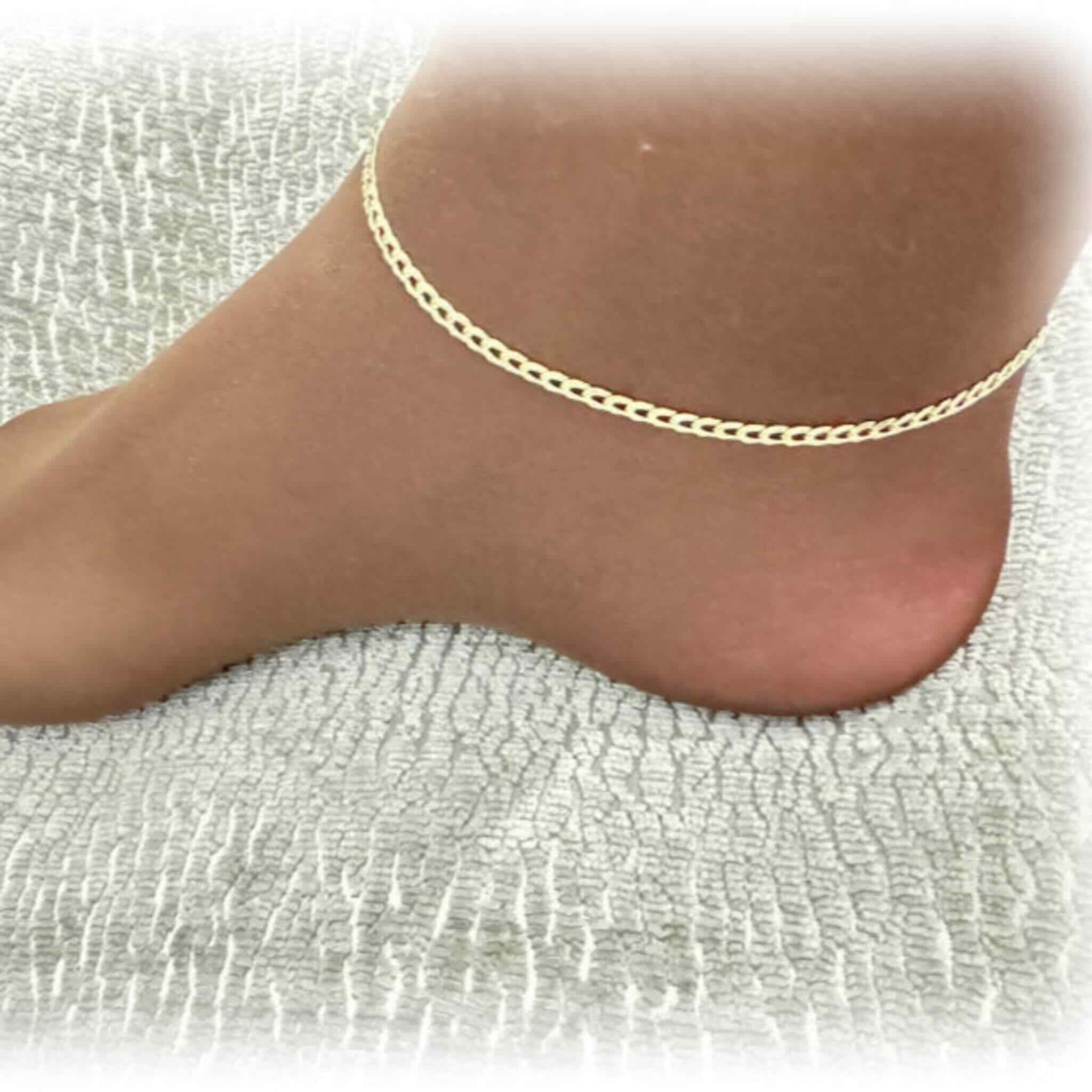 Tobillera en Oro 14K de Joyería TuOro puesta en el tobillo, mostrando un estilo elegante y natural para uso diario.