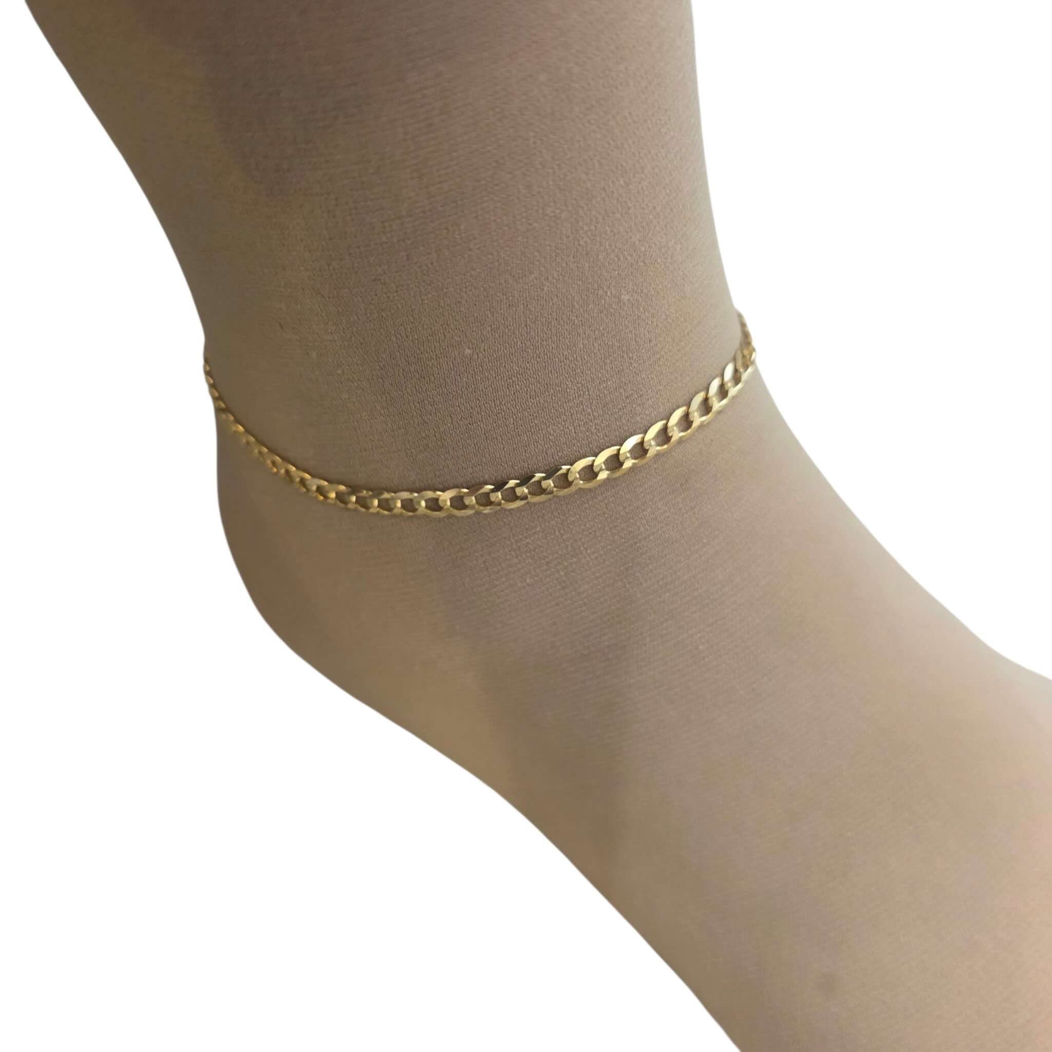 Tobillera cubano italiana en Oro 14K de 4.7 mm colocada en el tobillo TuOro.