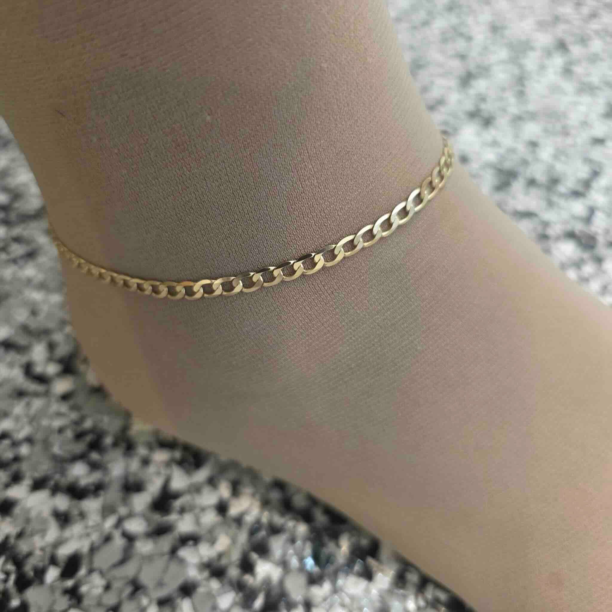 Tobillera cubano italiana en Oro 14K 4 mm usada en el tobillo, estilo elegante y versátil, joyería TuOro.
