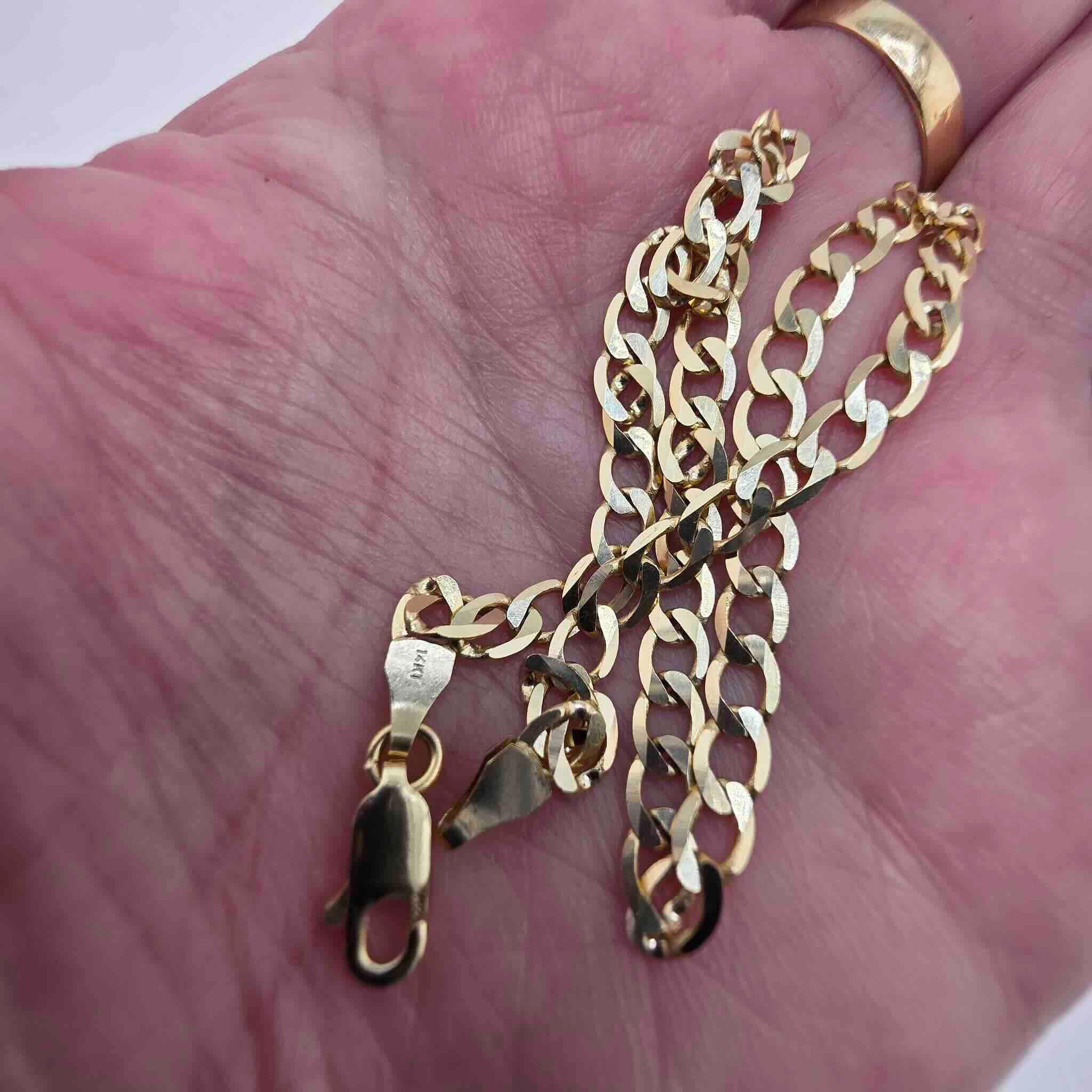 Detalle del eslabón cubano italiano de la tobillera en Oro 14K 4 mm con cierre de candado, joyería TuOro.