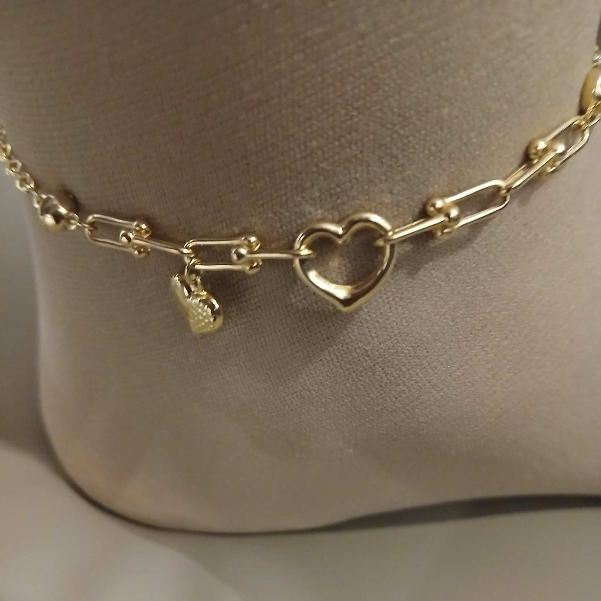 Tobillera en Oro 14K con dos corazones y un corazón colgante, diseño romántico y elegante de Joyería TuOro.