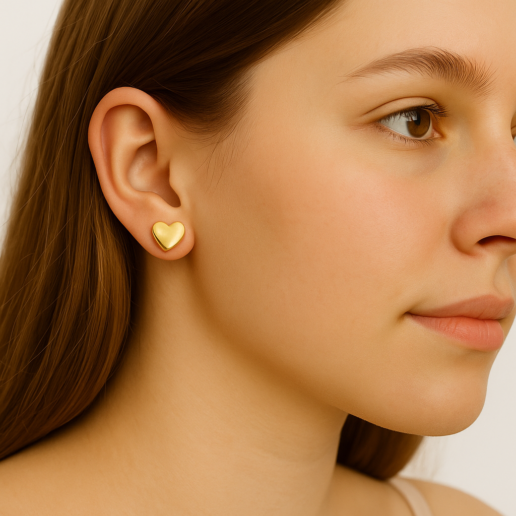 Aretes corazón liso en Oro amarillo 18K con cierre de tuerca 💛✨