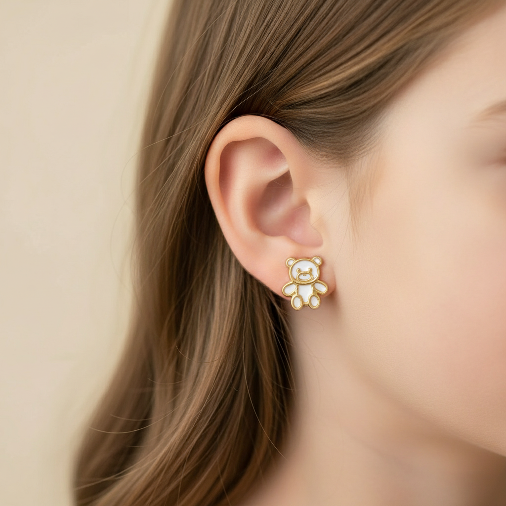 Aretes osito de nácar en Oro amarillo 18K con cierre de tuerca 🧸💛✨