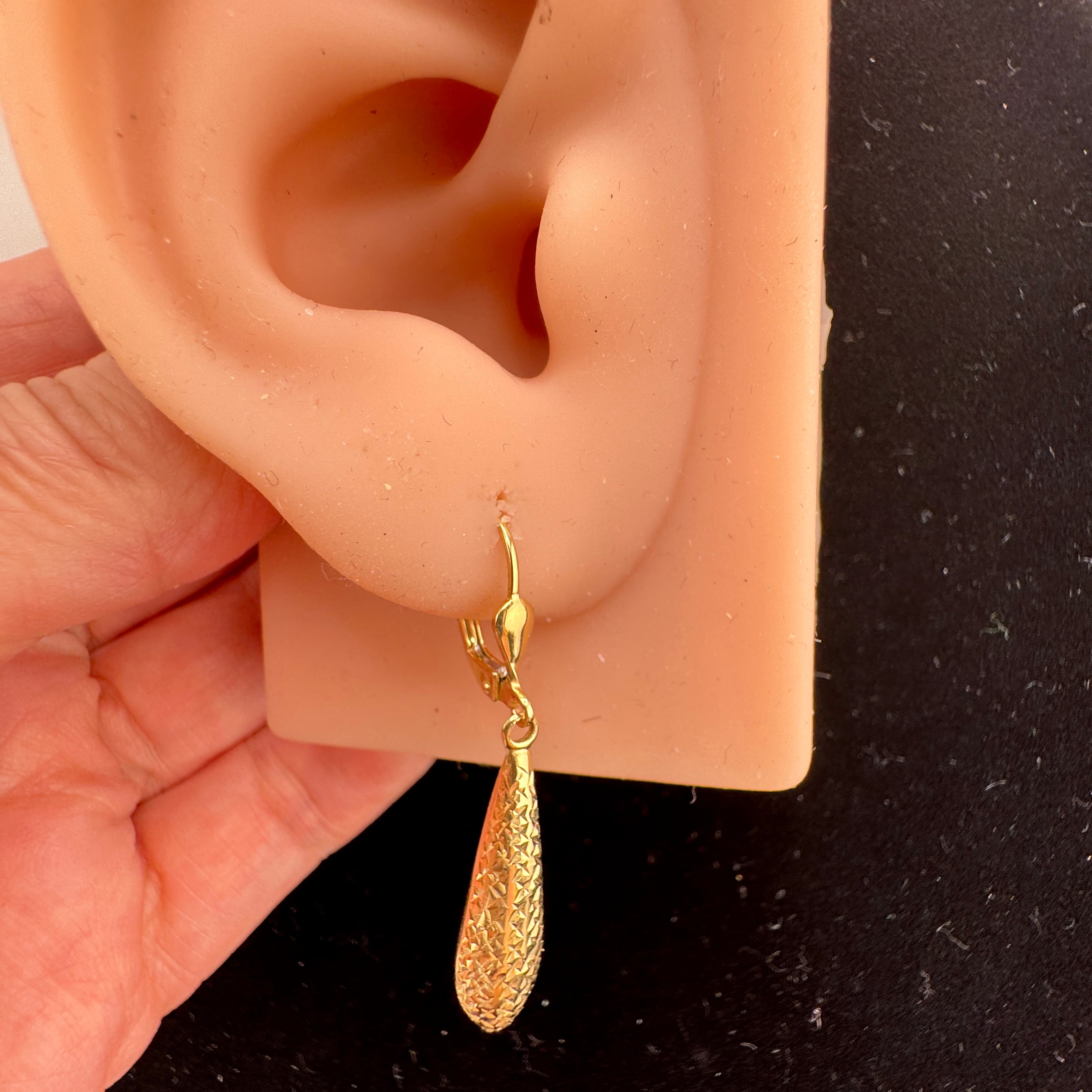 Aretes largos con cierre de presión en oro 14K