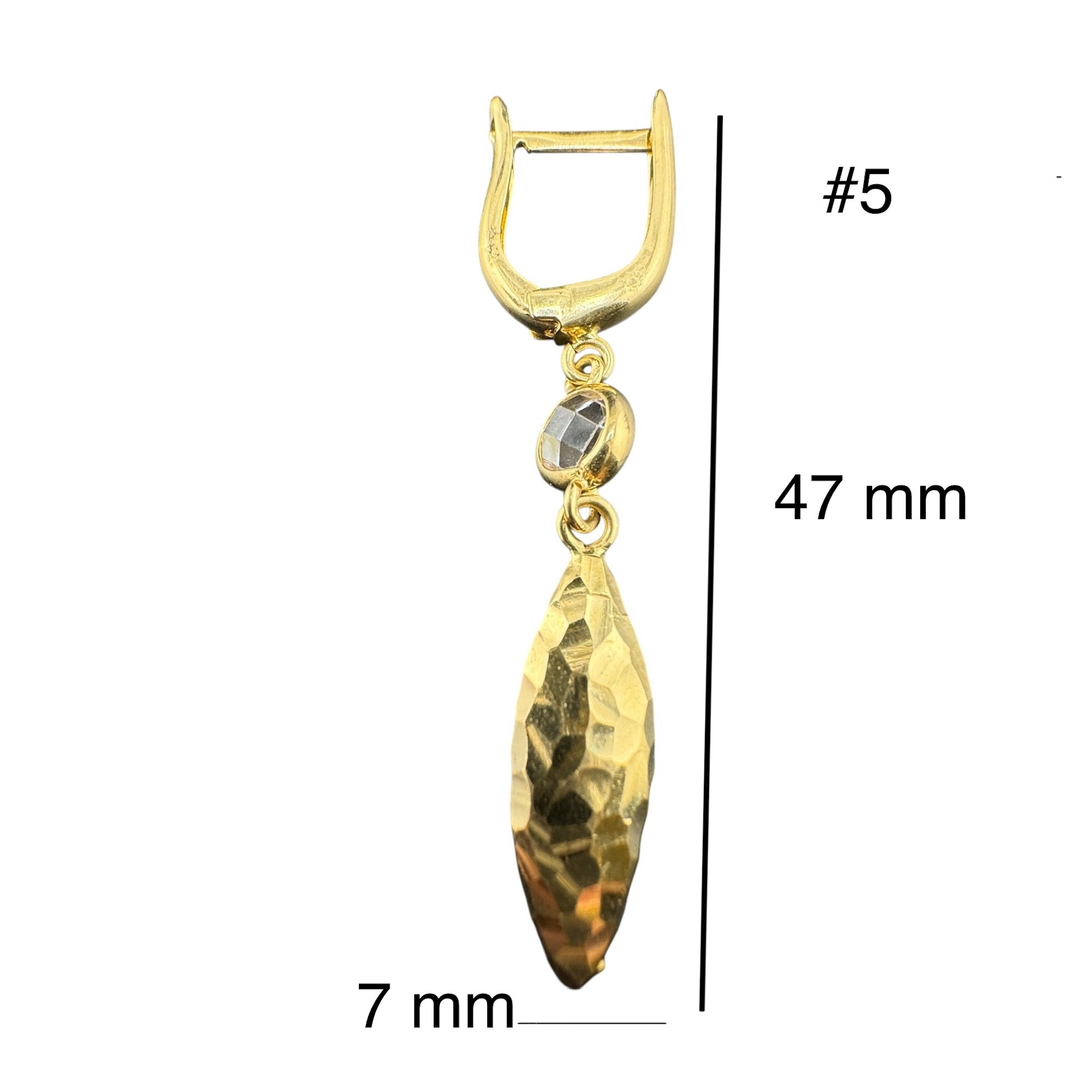 Arete largo con cierre catalán en oro 14k diseño colgante de lágrima martillada con circonia, medidas 47 mm de largo por 7 mm de ancho