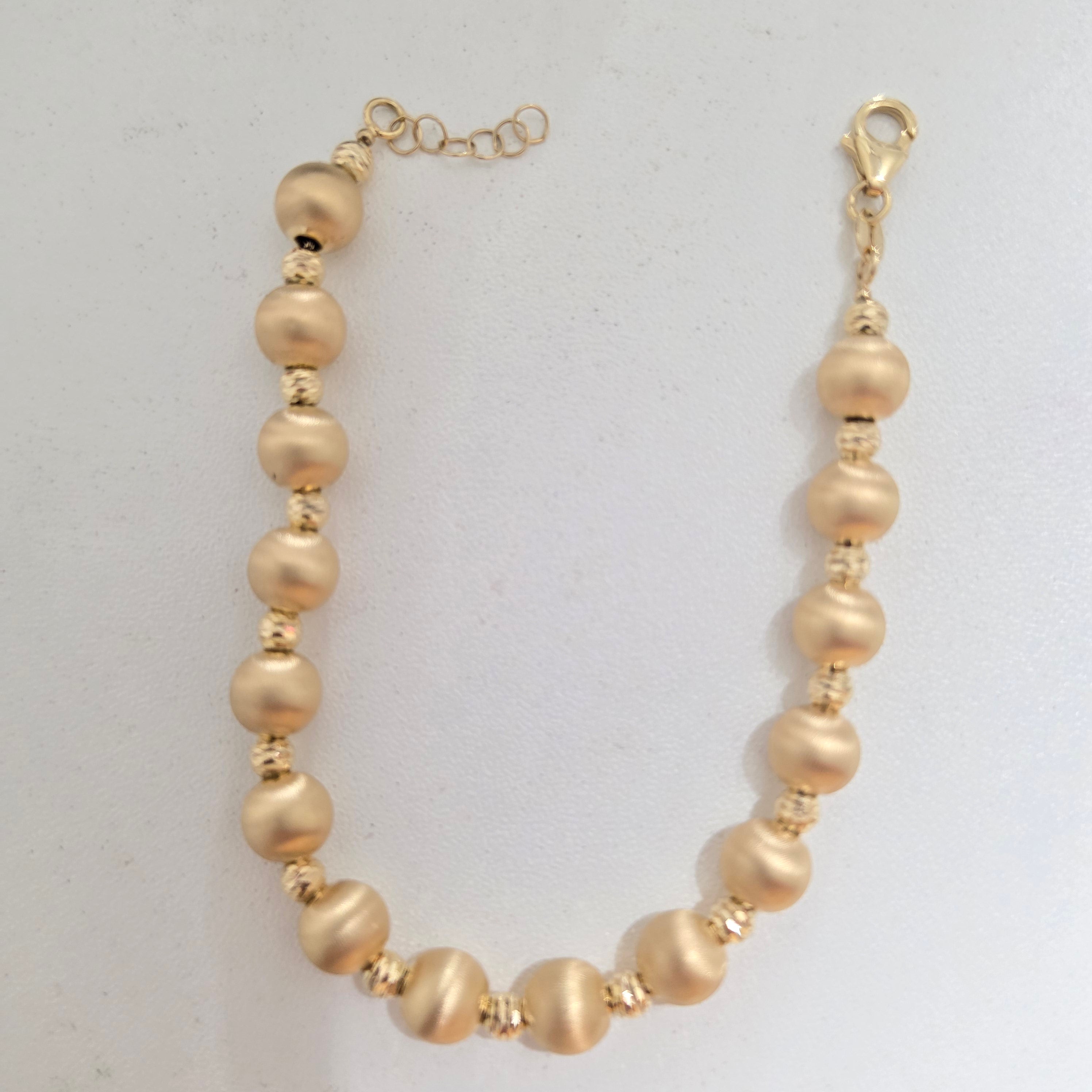 pulsera de bola fondo blanco 