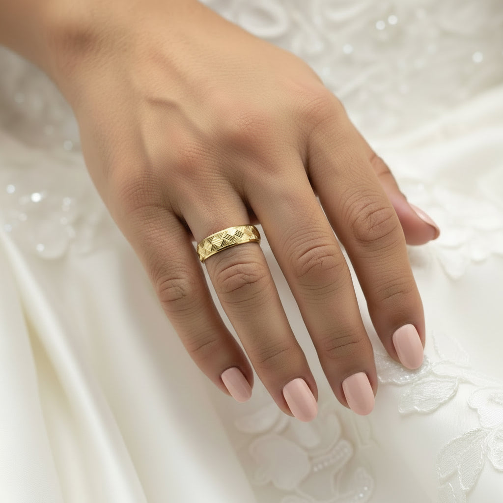 Alianza diamantada de Oro 14K 5 mm con diseño labrado y brillo sutil, vista en mano con acabado detallado de TuOro
