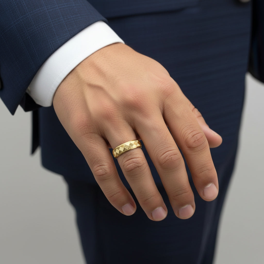 Alianza diamantada de Oro 14K 5 mm mostrada en mano, diseño cómodo y elegante para uso diario de TuOro
