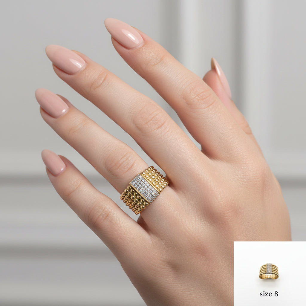 Anillo ancho de Oro 14K con diseño bolitas pavé y múltiples bandas sobre fondo blanco de TuOro