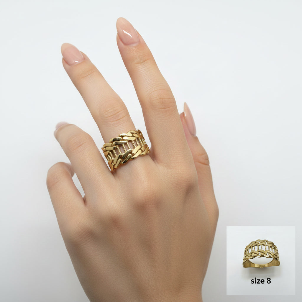 Anillo ancho de Oro 14K con diseño estilo eslabón de cadena sobre fondo blanco de TuOro