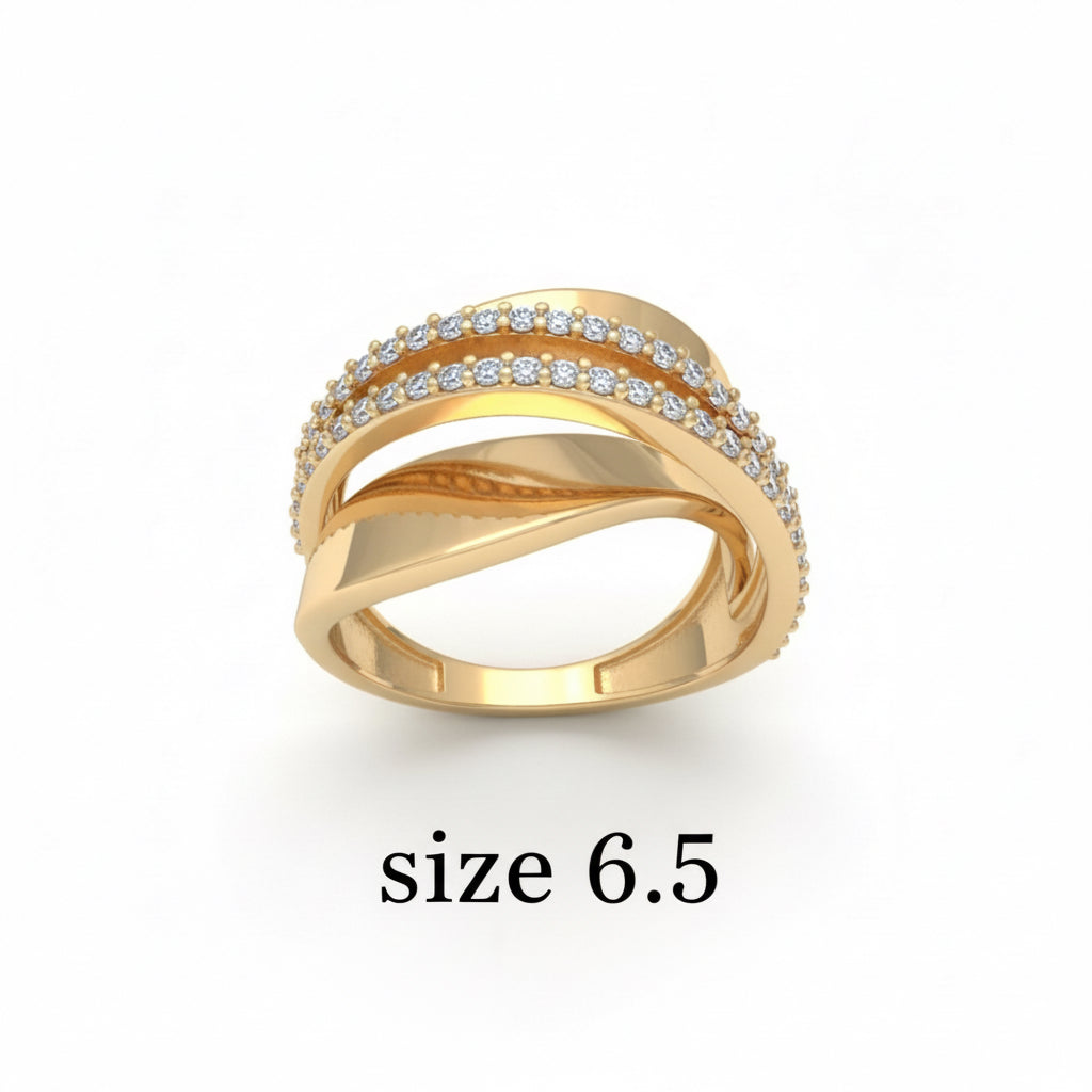 Anillo ancho de Oro 14K con diseño liso pavé y bandas elegantes sobre fondo blanco de TuOro