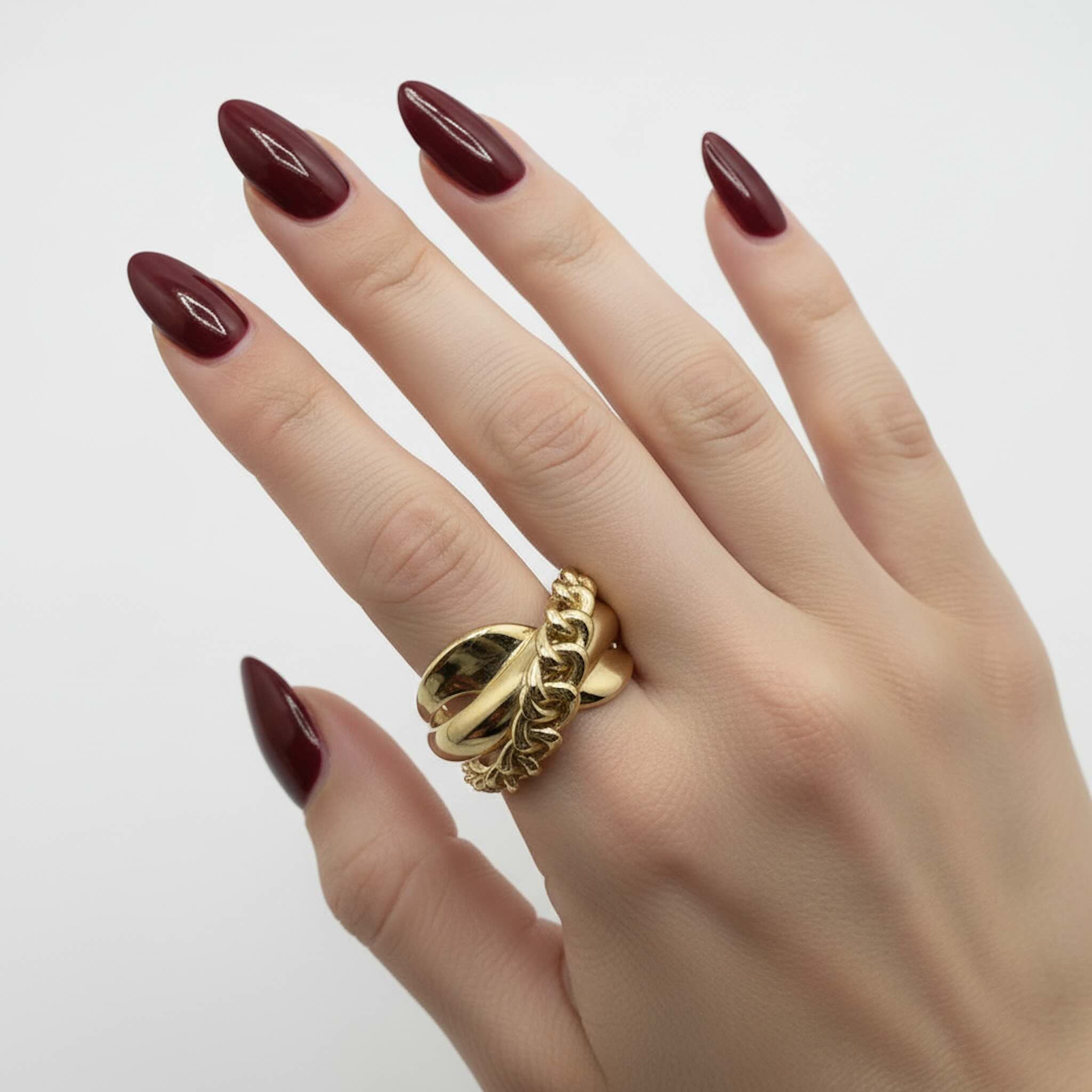 Anillo ancho de Oro 14K con diseño ondas pavé mostrado en mano de TuOro