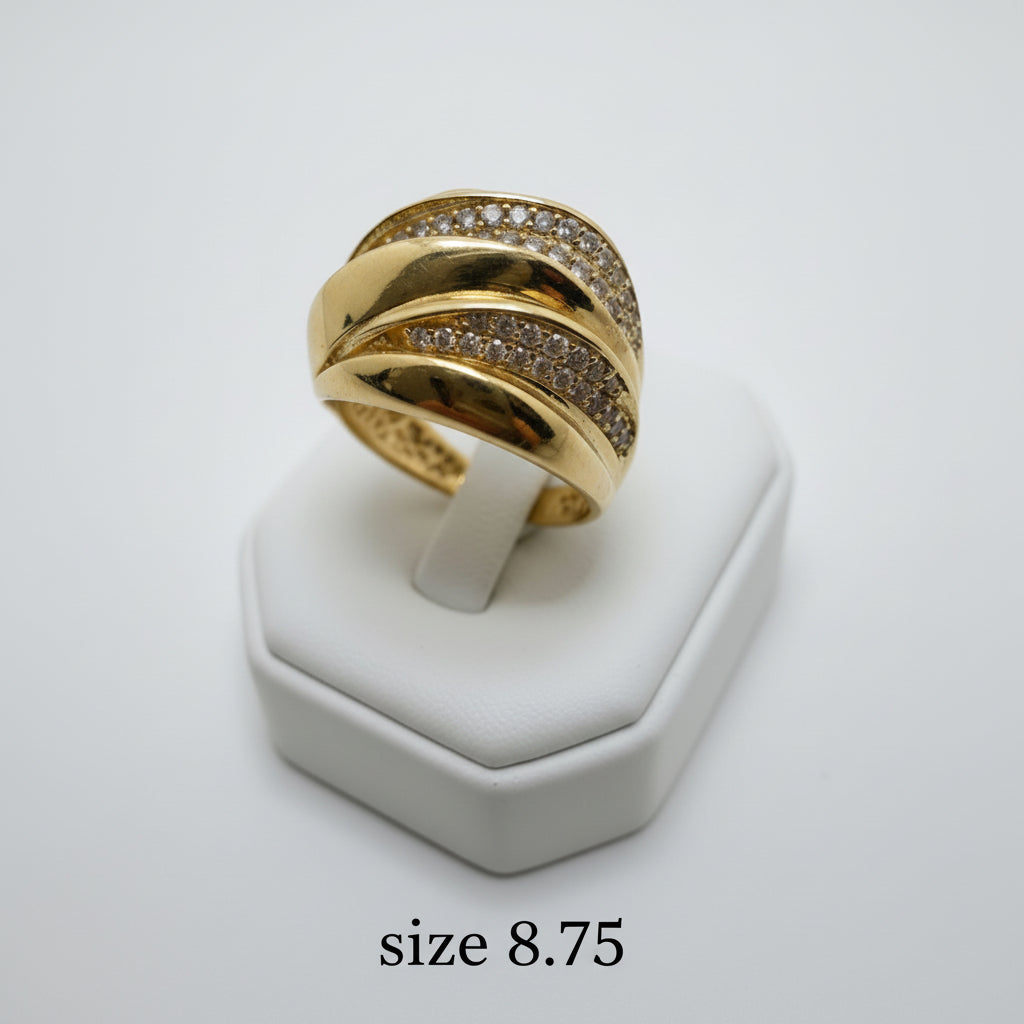 Anillo ancho de Oro 14K con diseño ondas pavé y bandas curvas sobre fondo blanco de TuOro