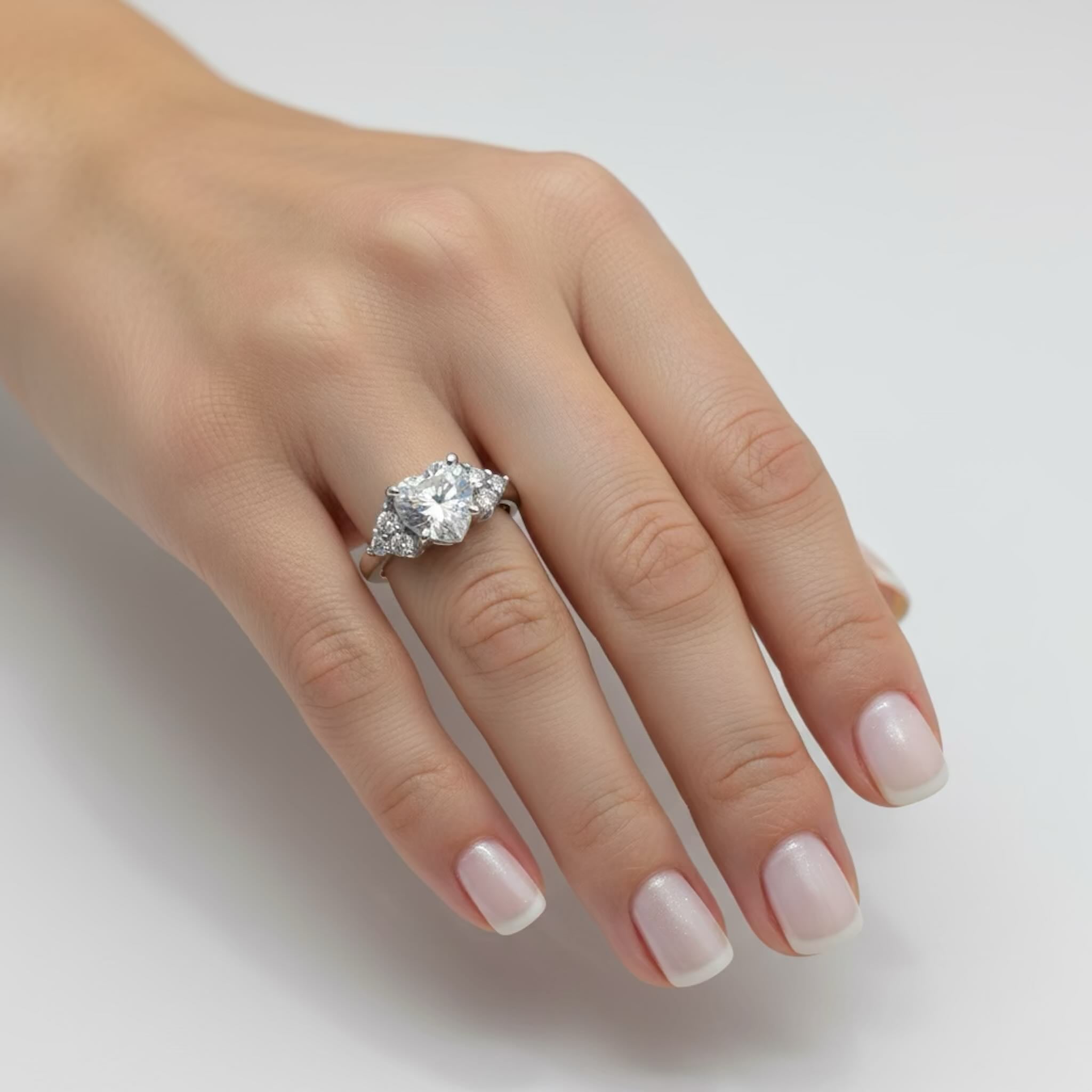 Anillo de compromiso corazón Blanco en Oro 10K lucido en la mano, ideal para propuesta de compromiso. TuOro.