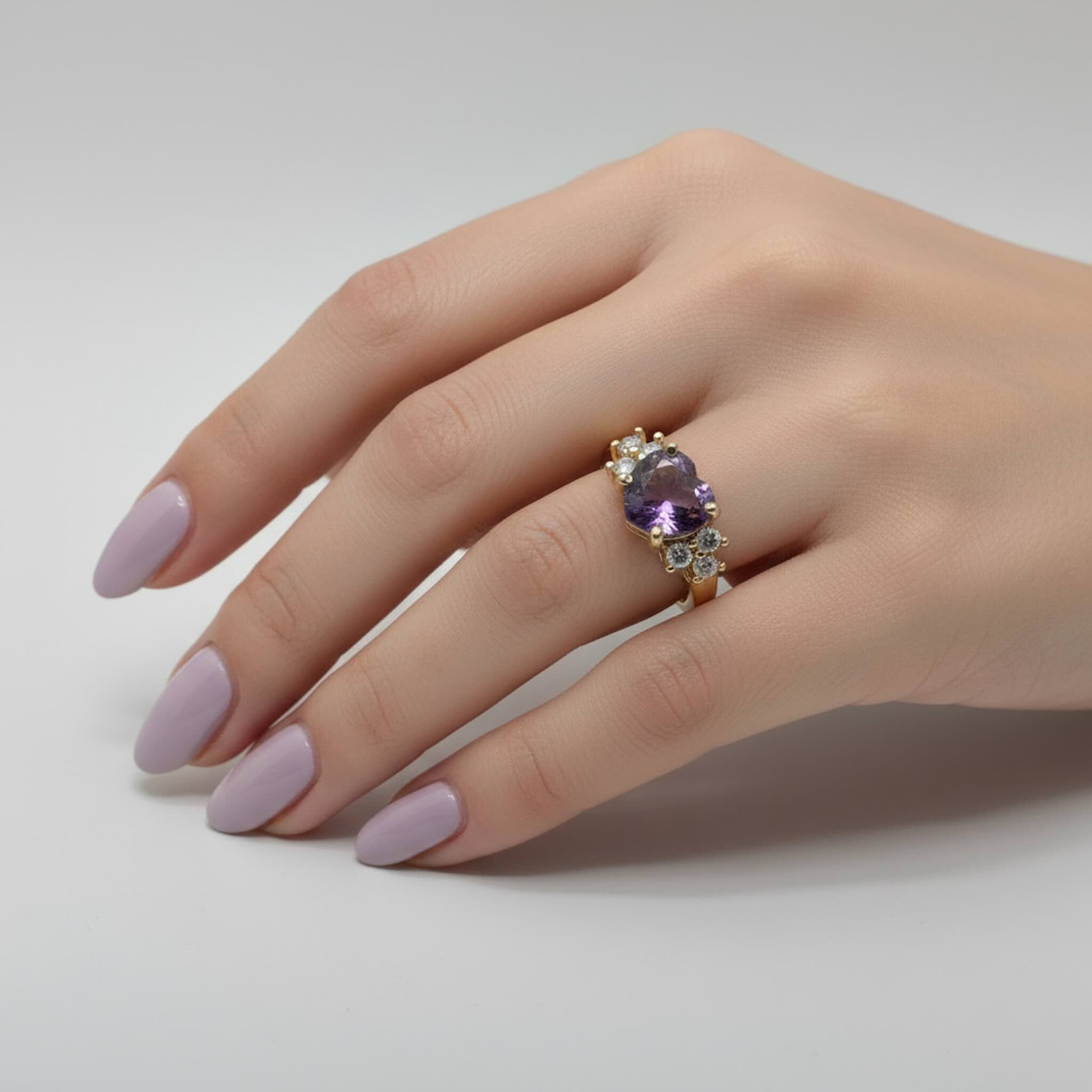 Anillo de compromiso corazón Labanda en Oro 10K lucido en la mano, ideal para propuesta de compromiso. TuOro.