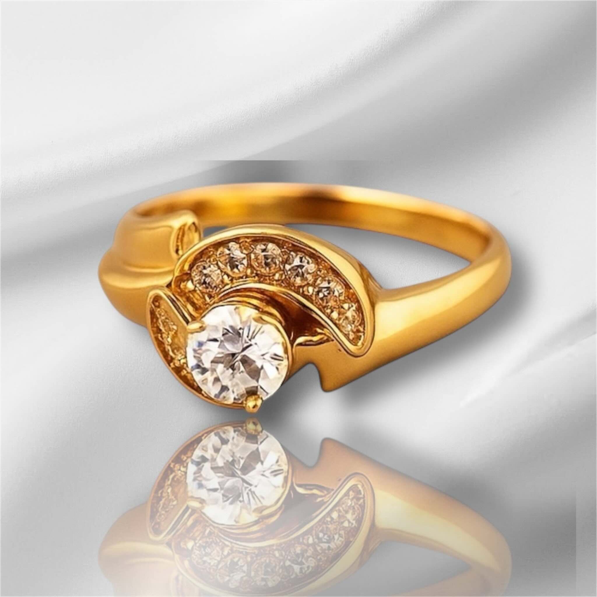 Detalle del anillo de compromiso entrelazado de Oro 14K 4 mm TuOro con circonia blanca y diseño curvo elegante