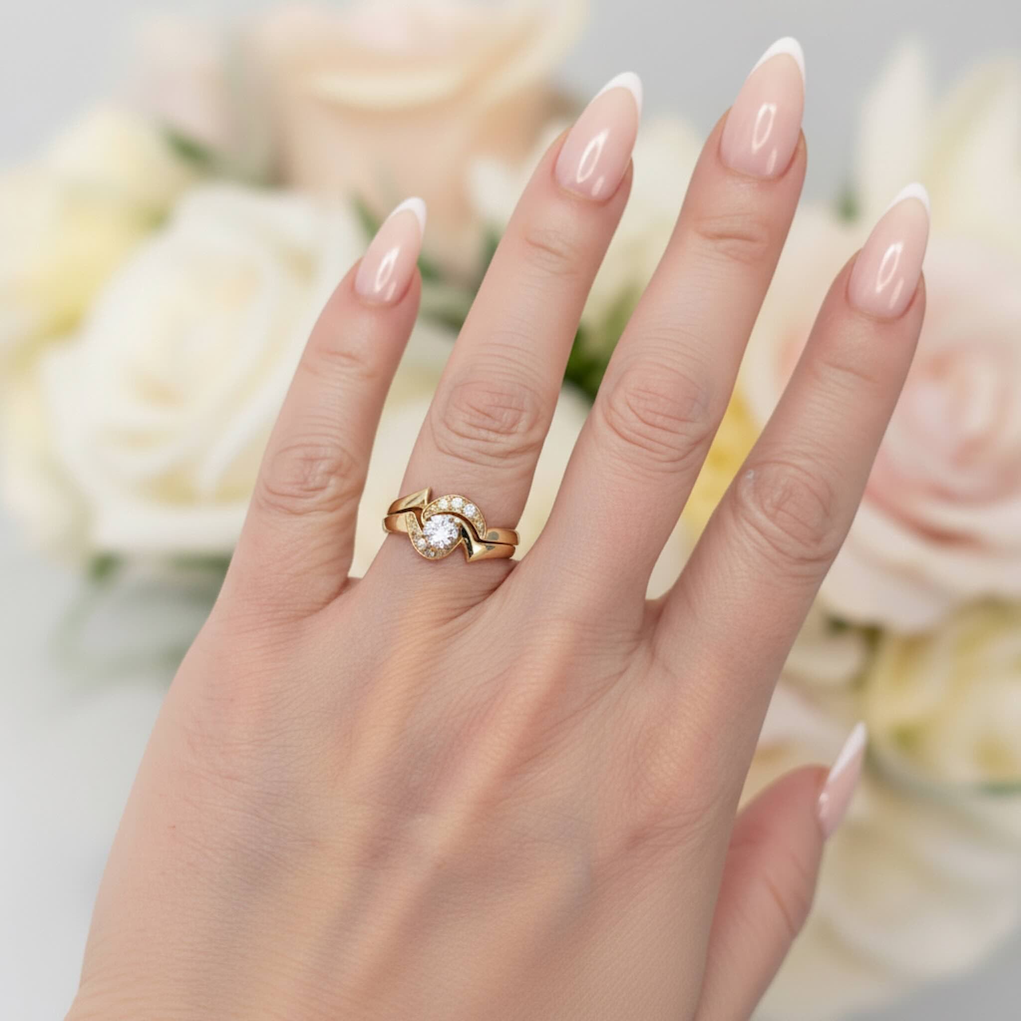 Anillo de compromiso entrelazado de Oro 14K 4 mm TuOro mostrado en mano con diseño elegante y piedra central brillante