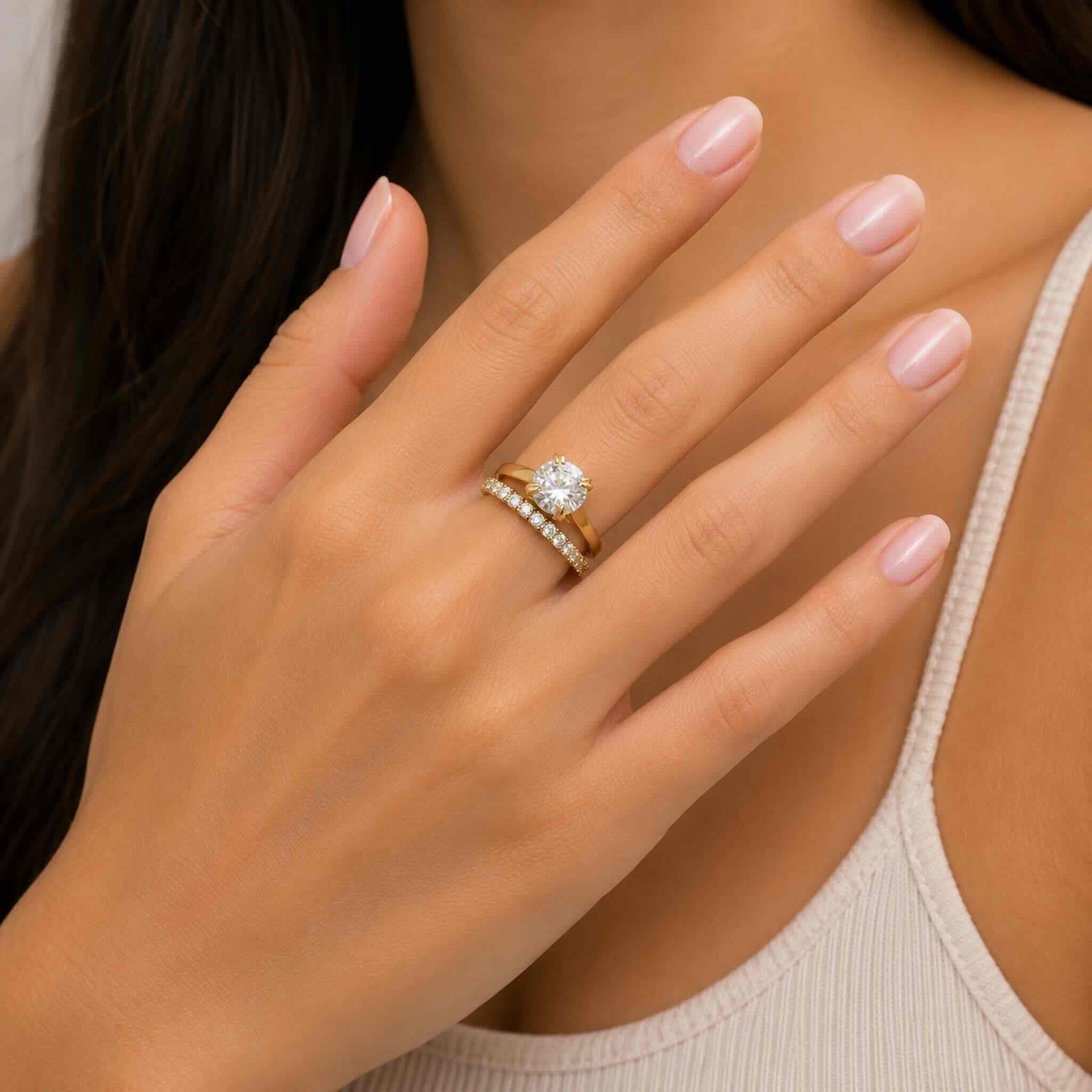 Set de anillo de compromiso eternidad en Oro 14K con circonia central redonda y banda con circonias, usado por modelo mujer,TuOro®