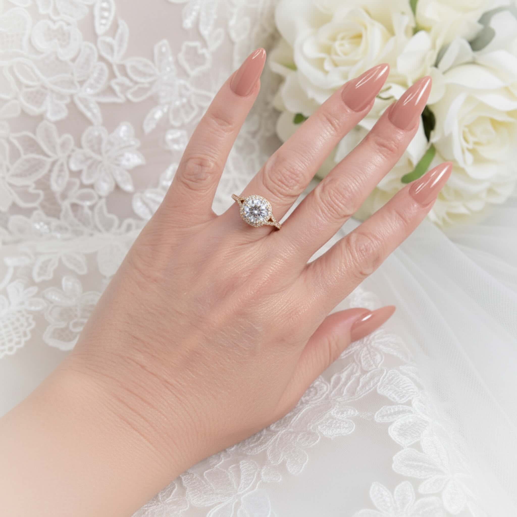 Anillo de compromiso Halo en Oro 14K con circonia cúbica de 6.5 mm colocado en mano — TuOro

