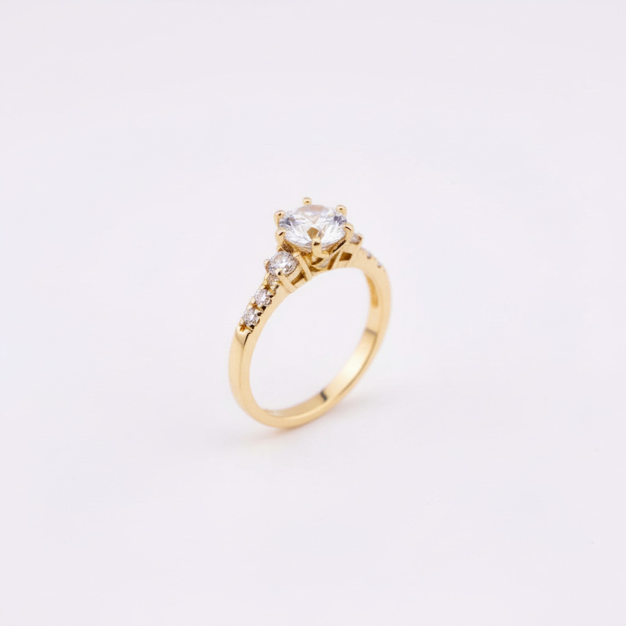 Anillo de compromiso Halo en Oro 14K con circonia cúbica de 6.5 mm en vista tres cuartos — TuOro
