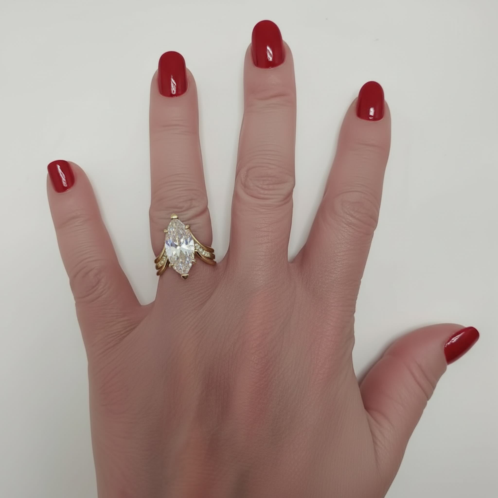 Anillo de compromiso marquesa bypass en Oro 10K con referencia de tamaño en mano, Blanca. TuOro.