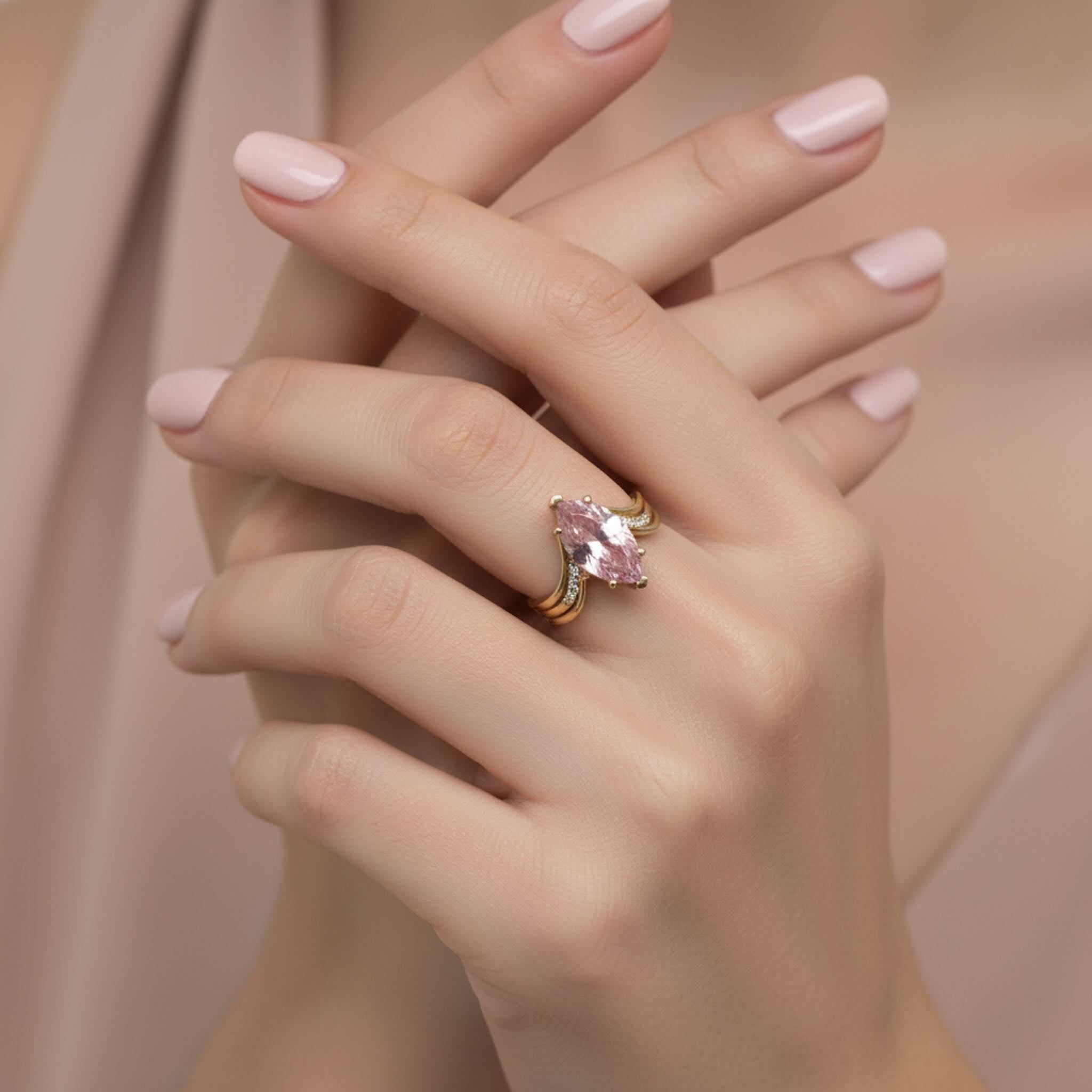 Anillo de compromiso marquesa bypass en Oro 10K con referencia de tamaño en mano de modelo. TuOro.