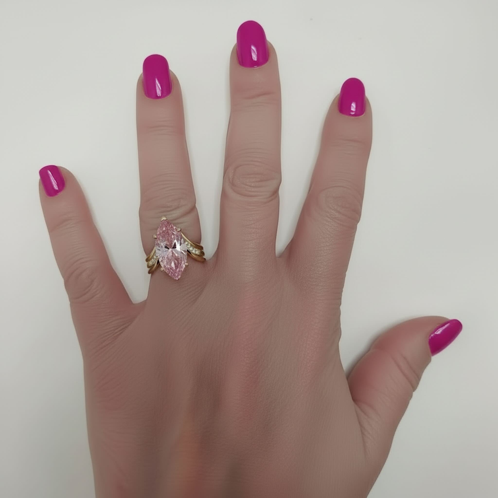 Anillo de compromiso marquesa bypass en Oro 10K con referencia de tamaño en mano, Topacio Rosa. TuOro.