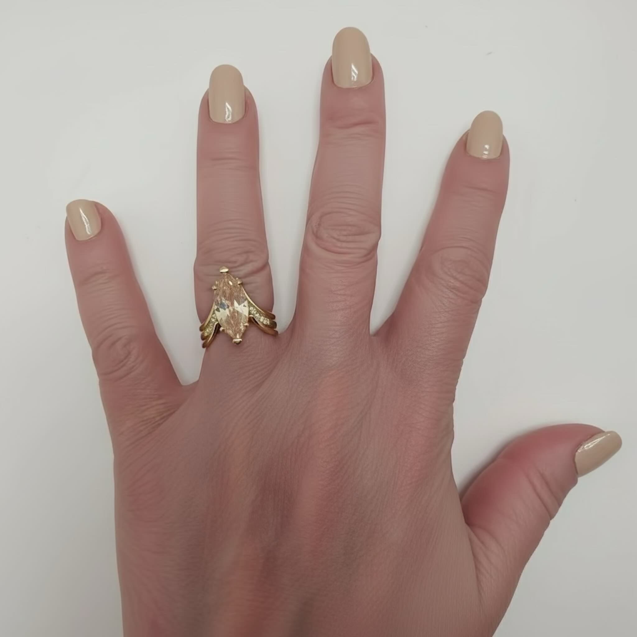 Anillo de compromiso marquesa bypass en Oro 10K con referencia de tamaño en mano, Champagne. TuOro.