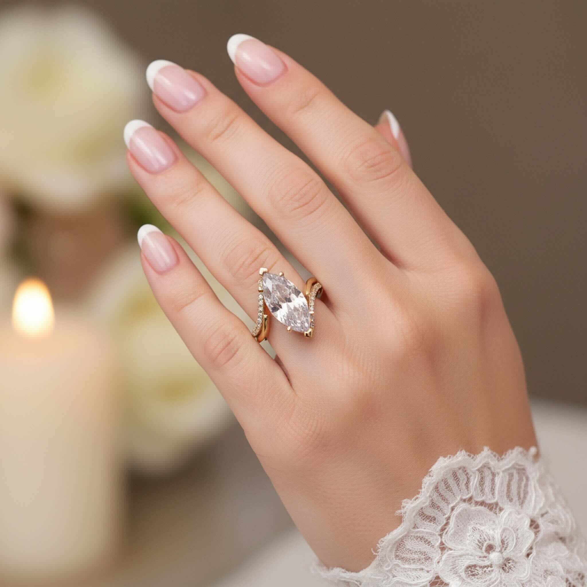 Detalle del anillo de compromiso marquesa en Oro 10K en la mano de una modelo ,resaltando su forma estilizada. TuOro.