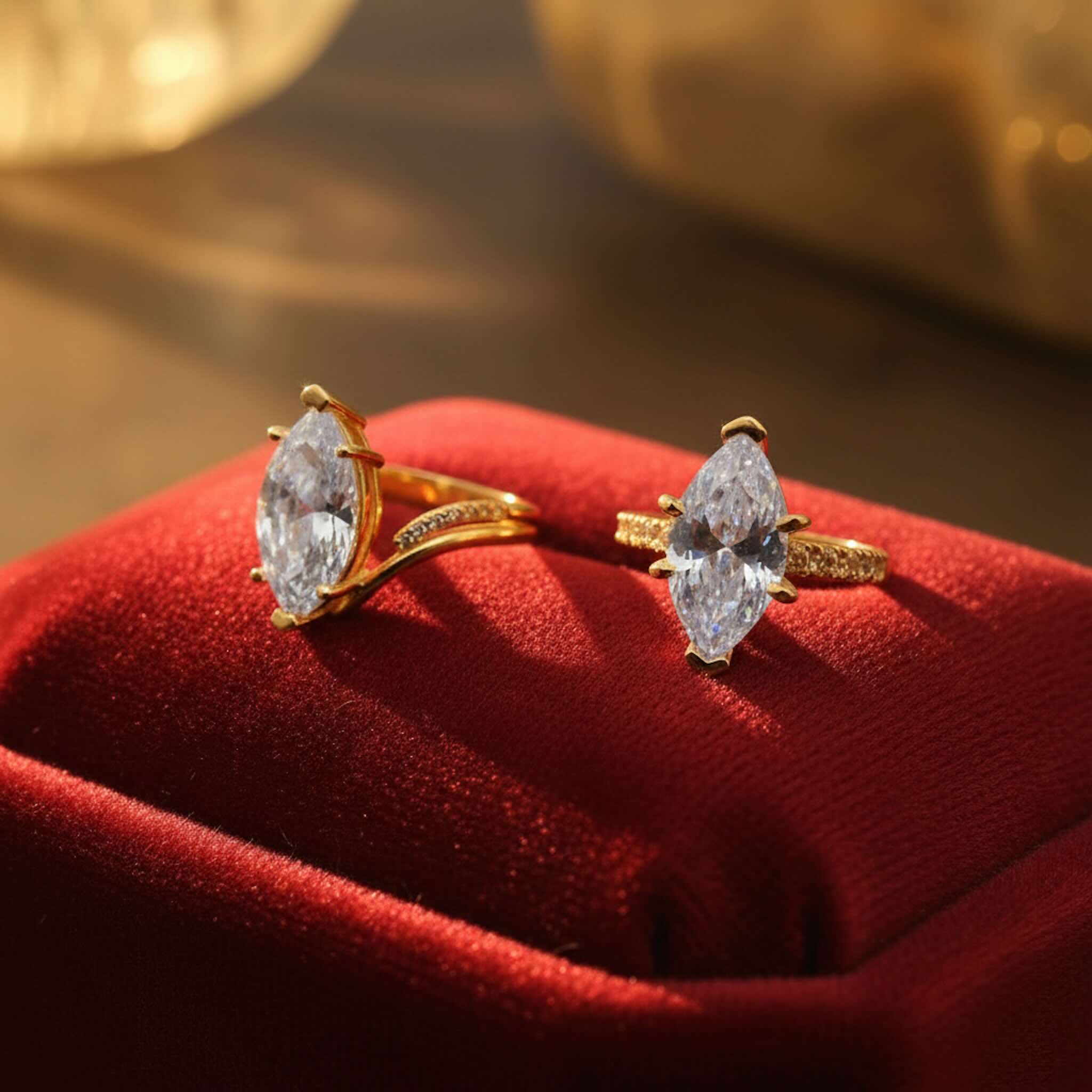 Anillo de compromiso marquesa en Oro 10K colocado en estuche rojo, listo para regalar. TuOro.