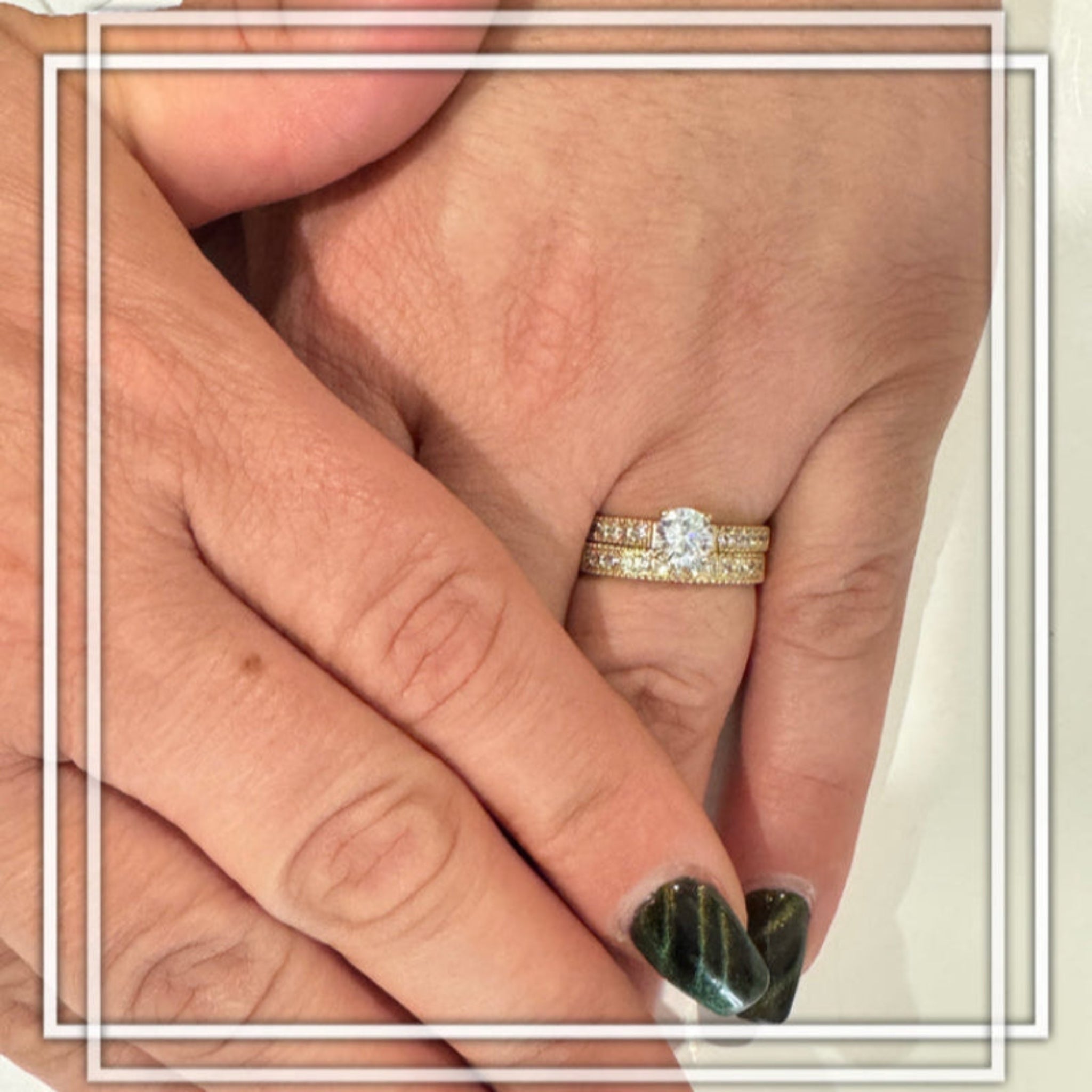 Anillo de compromiso media eternidad en Oro 14K 5.5 mm de TuOro en uso, diseño elegante con circonia cúbica