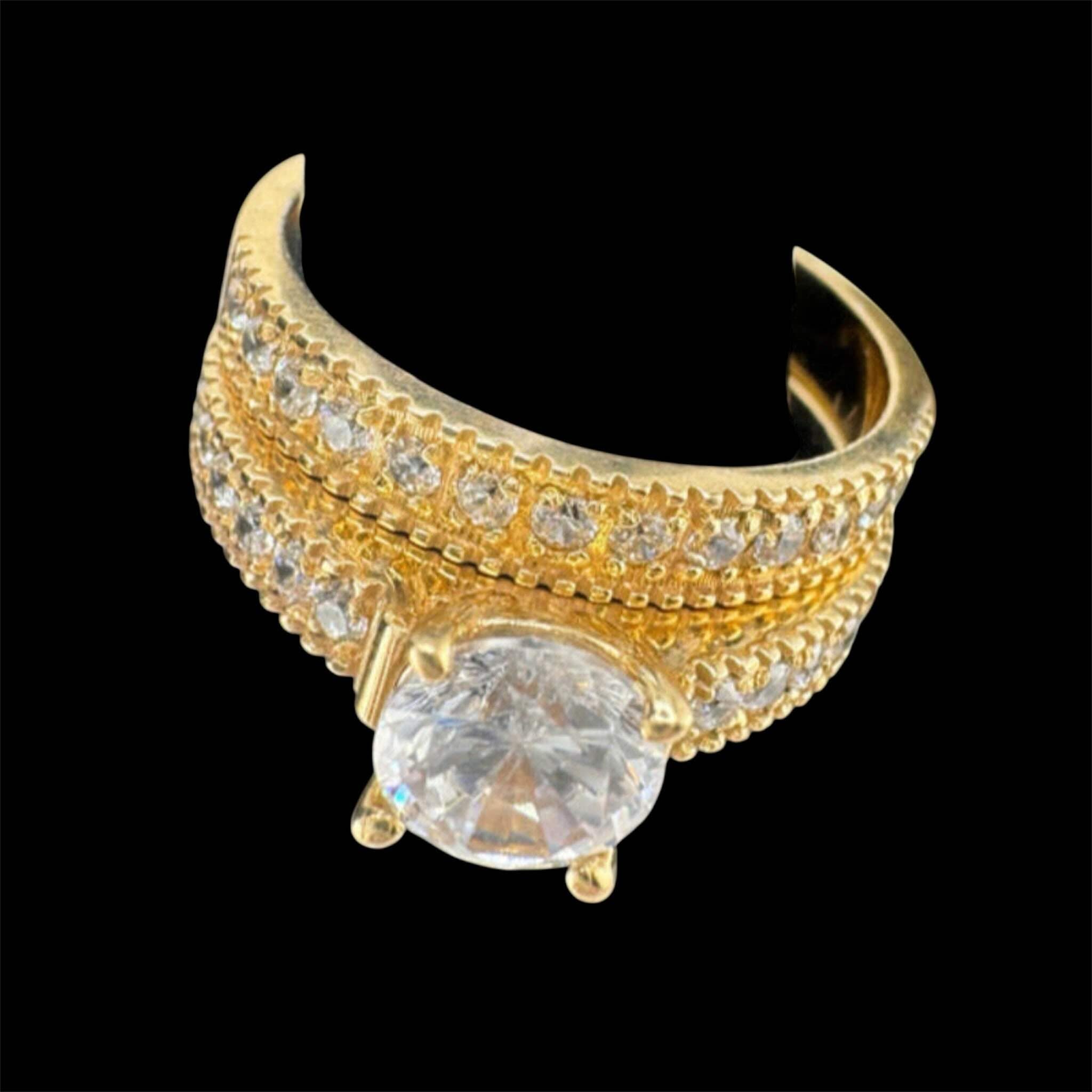 Anillo de compromiso media eternidad en Oro 14K 5.5 mm de TuOro, vista frontal inclinada del solitario en circonia cúbica