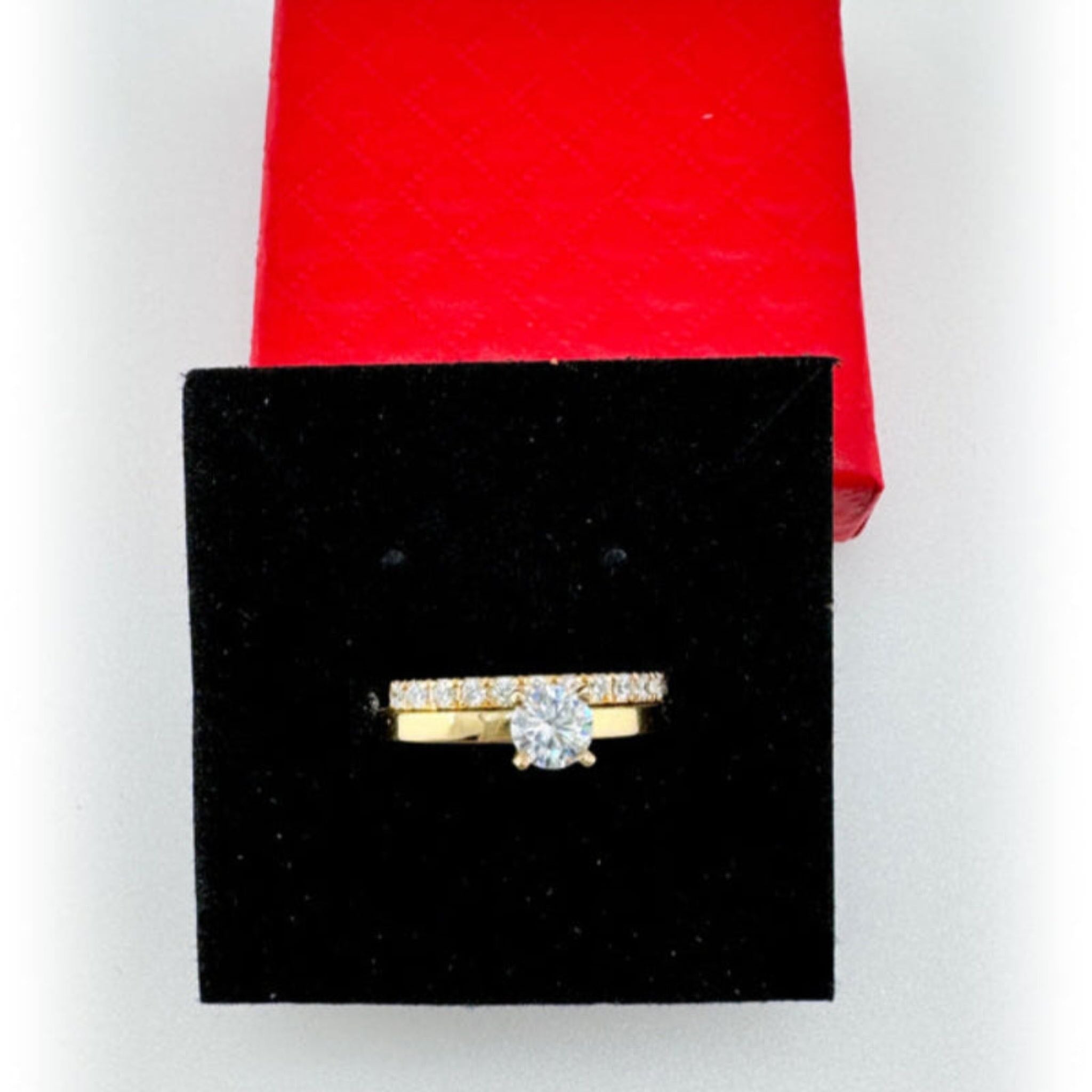 Anillo de compromiso media eternidad en Oro 14K 5 mm de TuOro presentado en estuche, vista frontal con piedra central