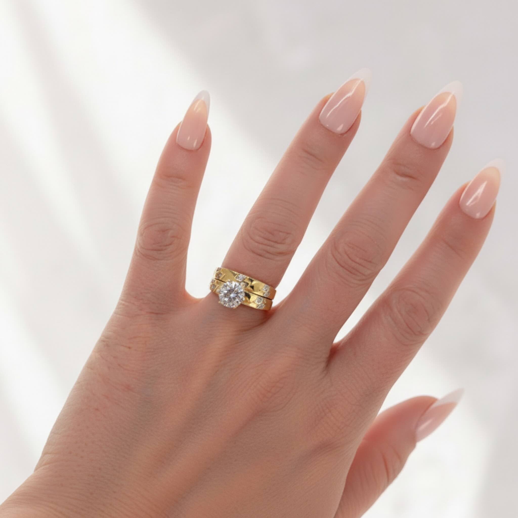 Anillo de compromiso moderno en Oro 14K con diseño doble aro y circonia cúbica blanca en mano de TuOro