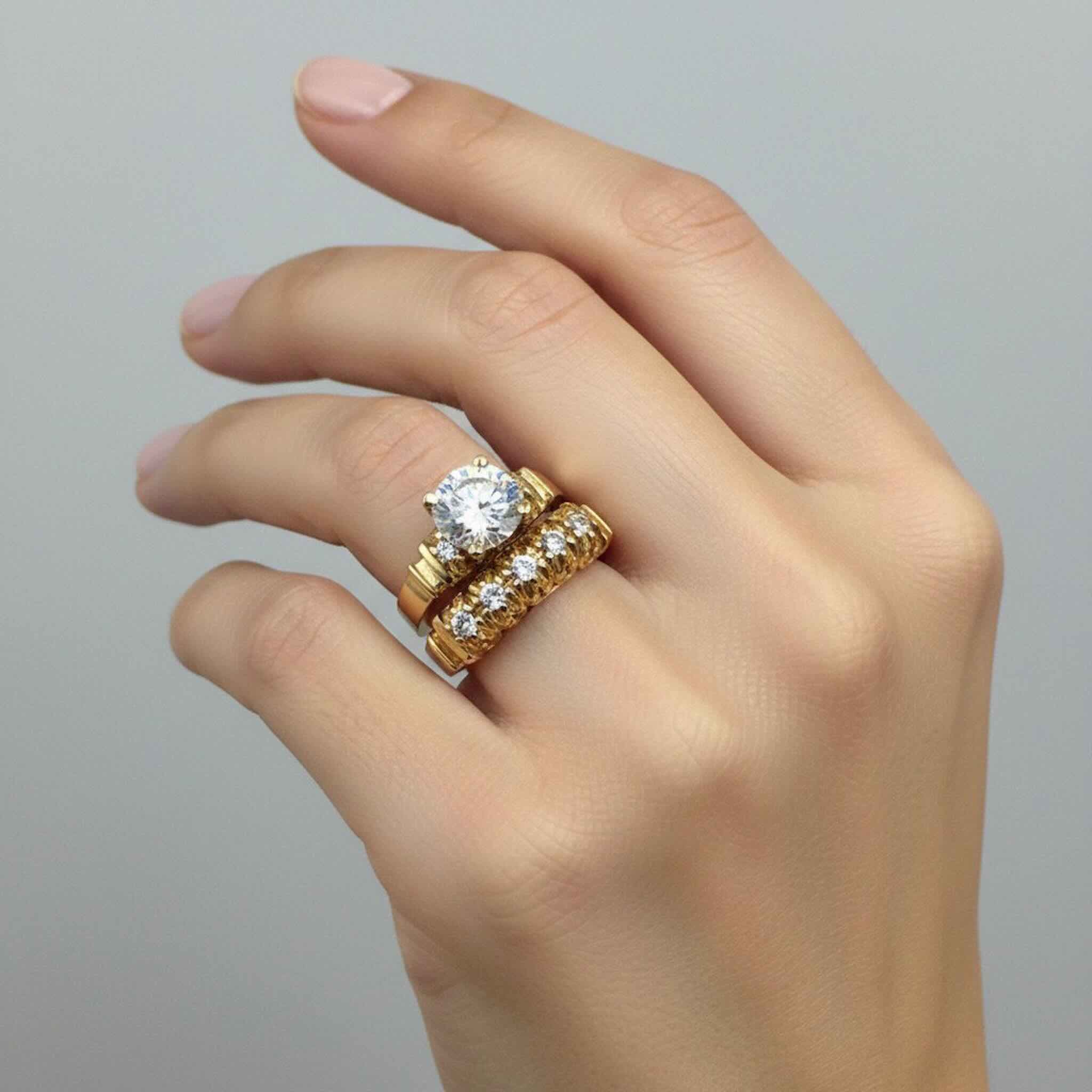 Anillo de compromiso en Oro 14K con solitario de 9 mm de TuOro en mano, estilo elegante que resalta su brillo y presencia