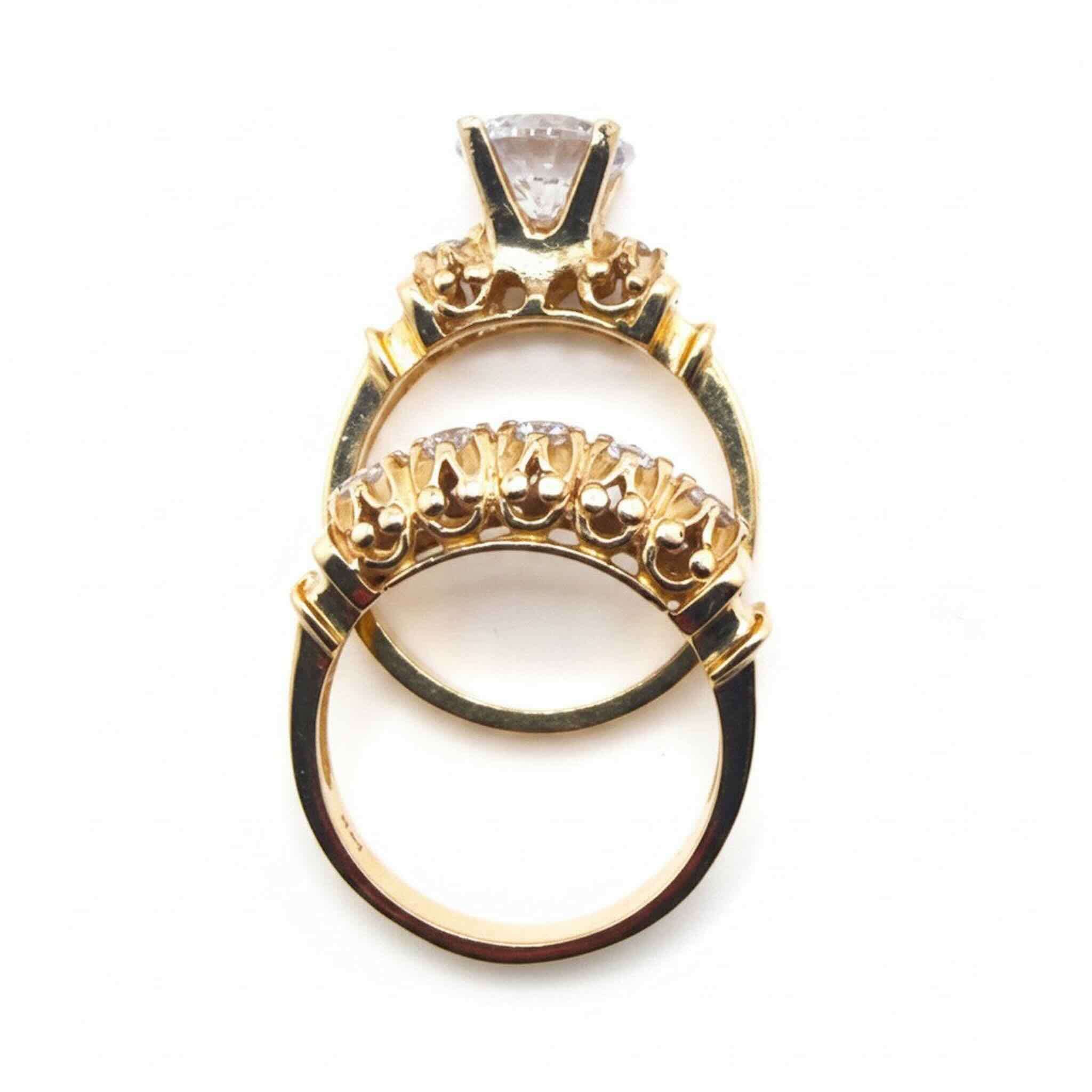 Anillo de compromiso en Oro 14K con solitario de 9 mm de TuOro, vista lateral mostrando el engaste y la estructura del anillo
