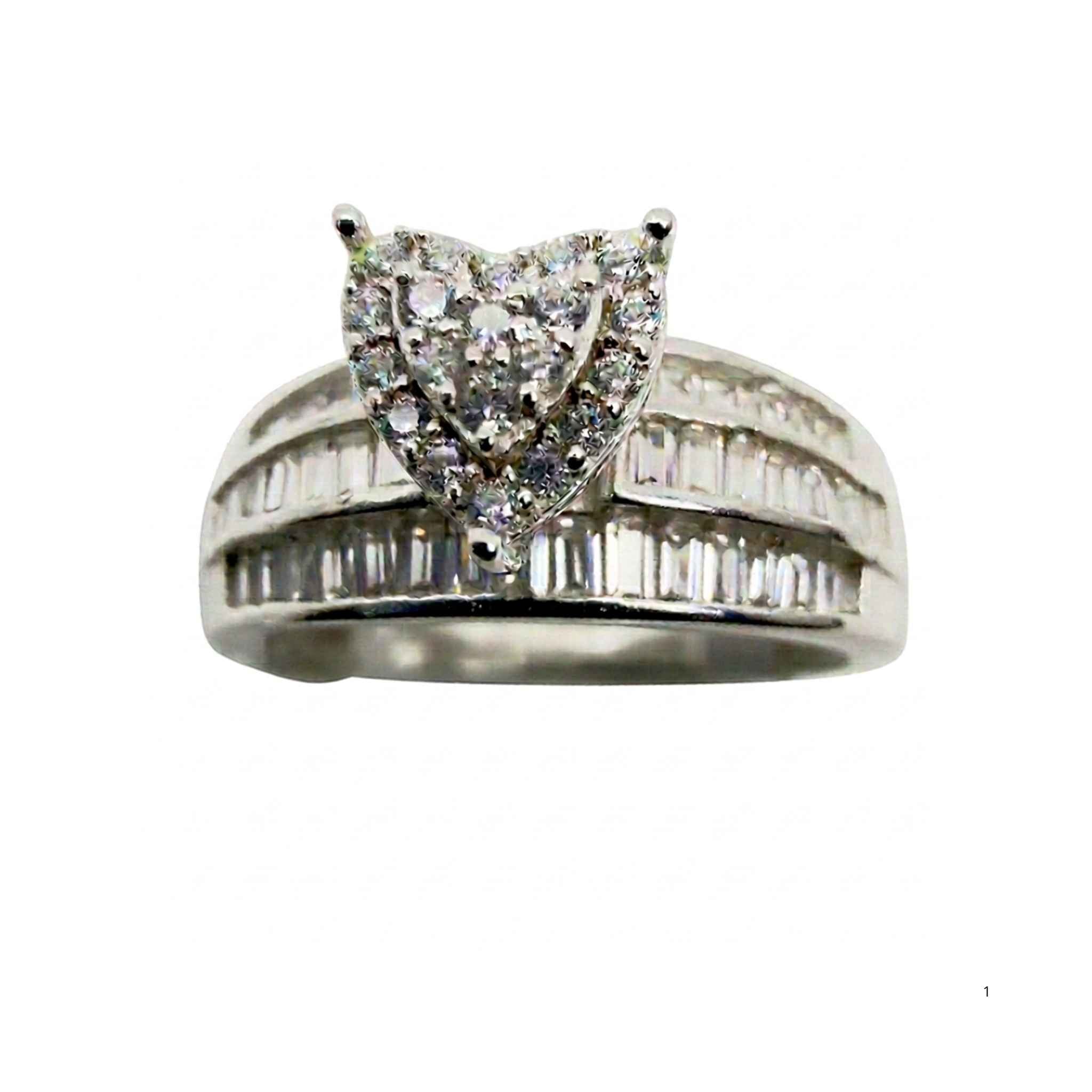Anillo de compromiso de Plata 925 con corazón y circonias en fondo blanco mostrando detalle frontal del diseño · TuOro