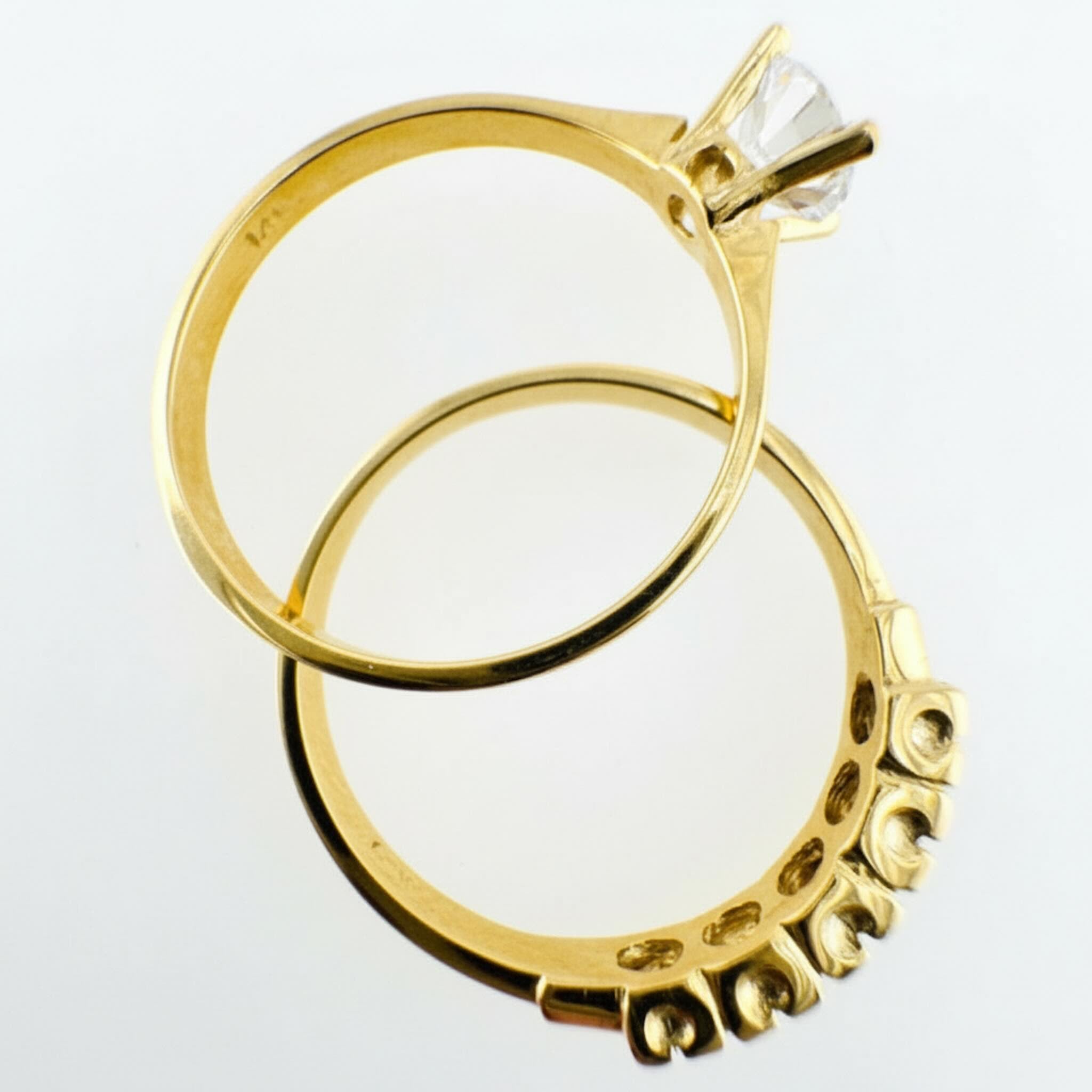 Parte trasera del anillo de compromiso tradicional en Oro 14K con solitario de 5 mm, estructura clásica elaborada por TuOro.