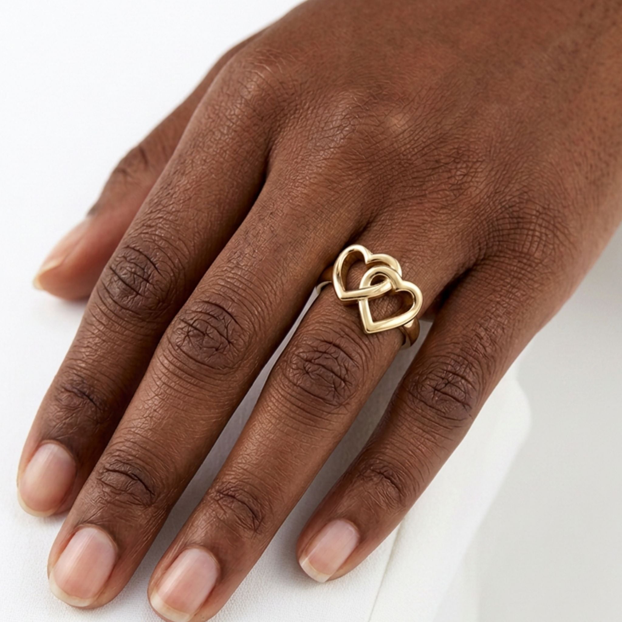 Anillo de Corazones Madre e Hija en Oro 10K TuOro® con diseño de doble corazón y acabado brillante, usado por modelo.