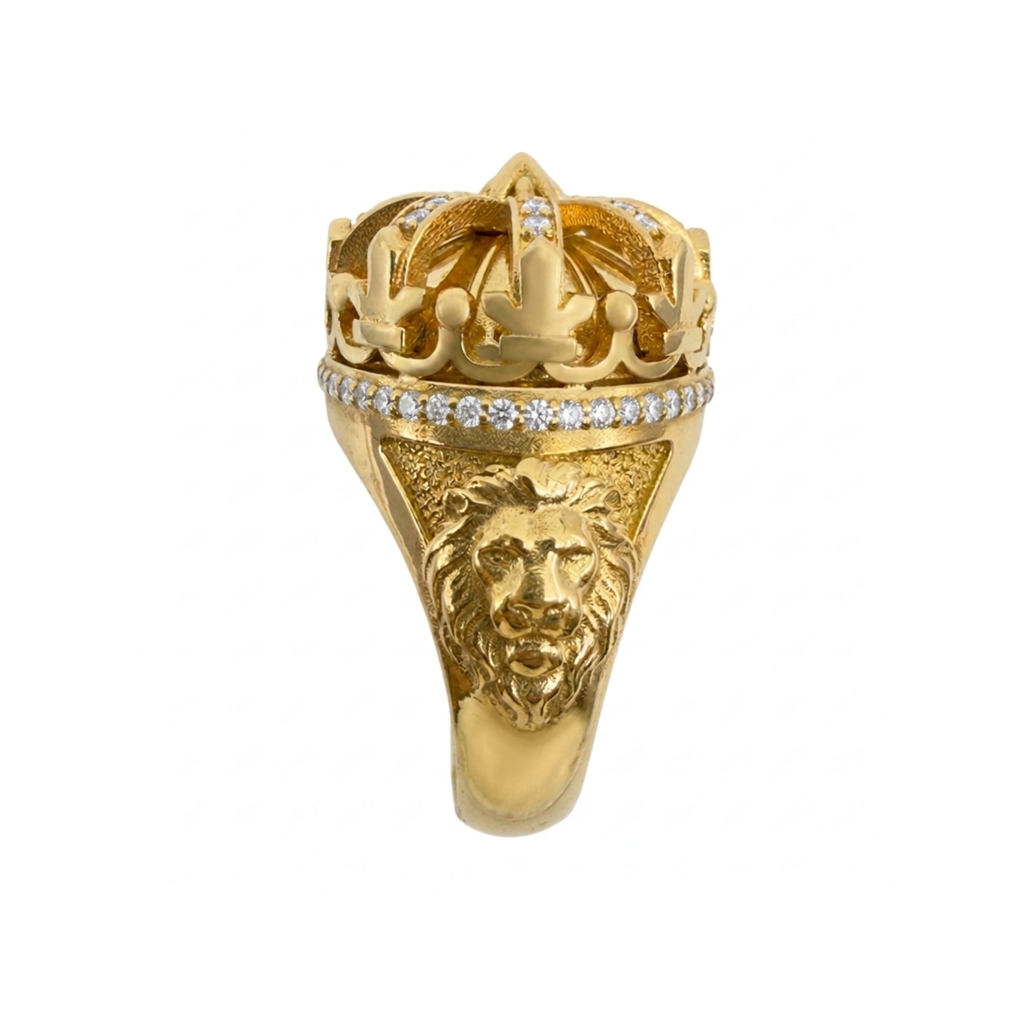 Anillo Corona Real de Oro 10K en vista lateral, destacando el relieve de león, la corona y los detalles con circonias.